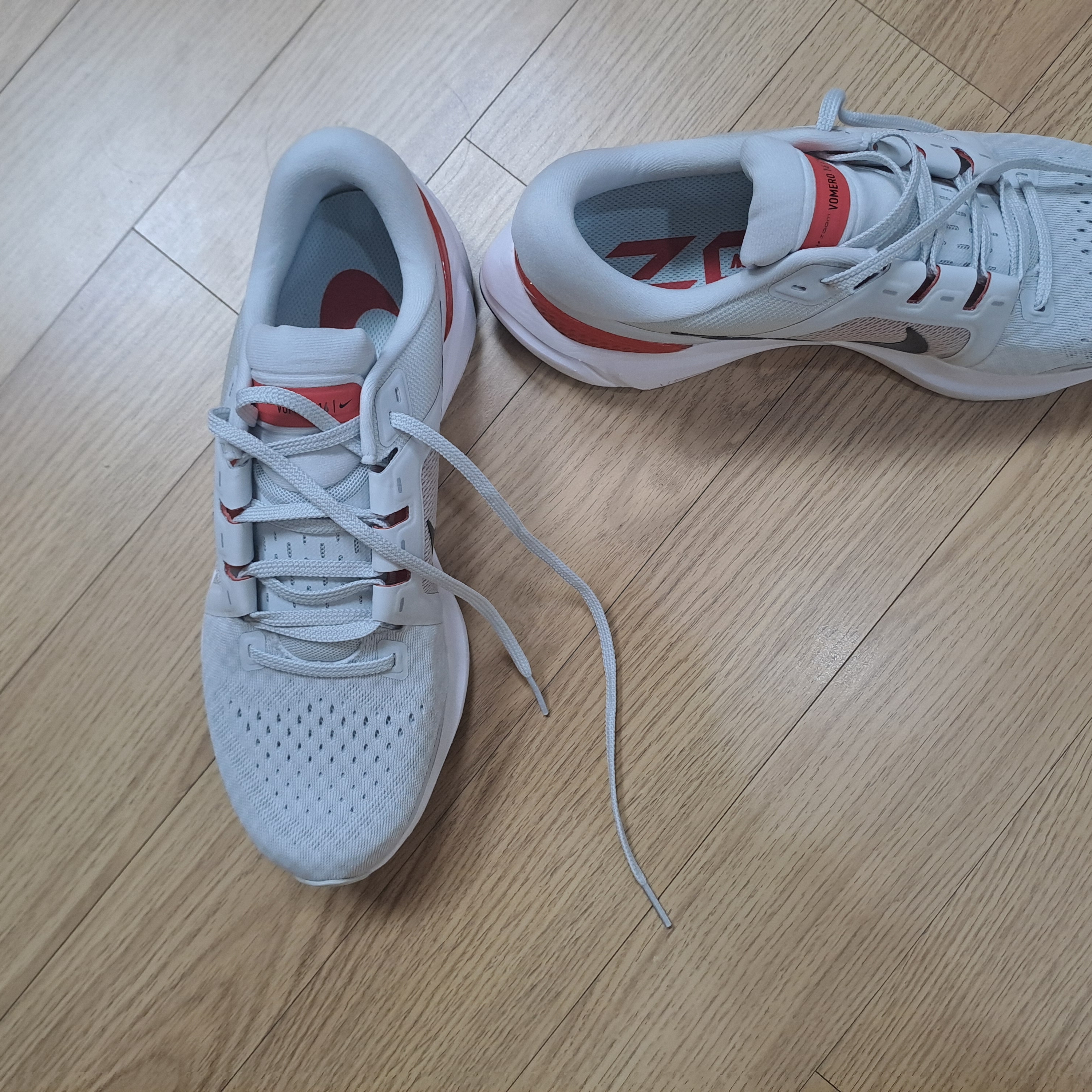 Nike Air Zoom Vomero 16 Photon Dust Light Crimson White 착용 스타일 - 3