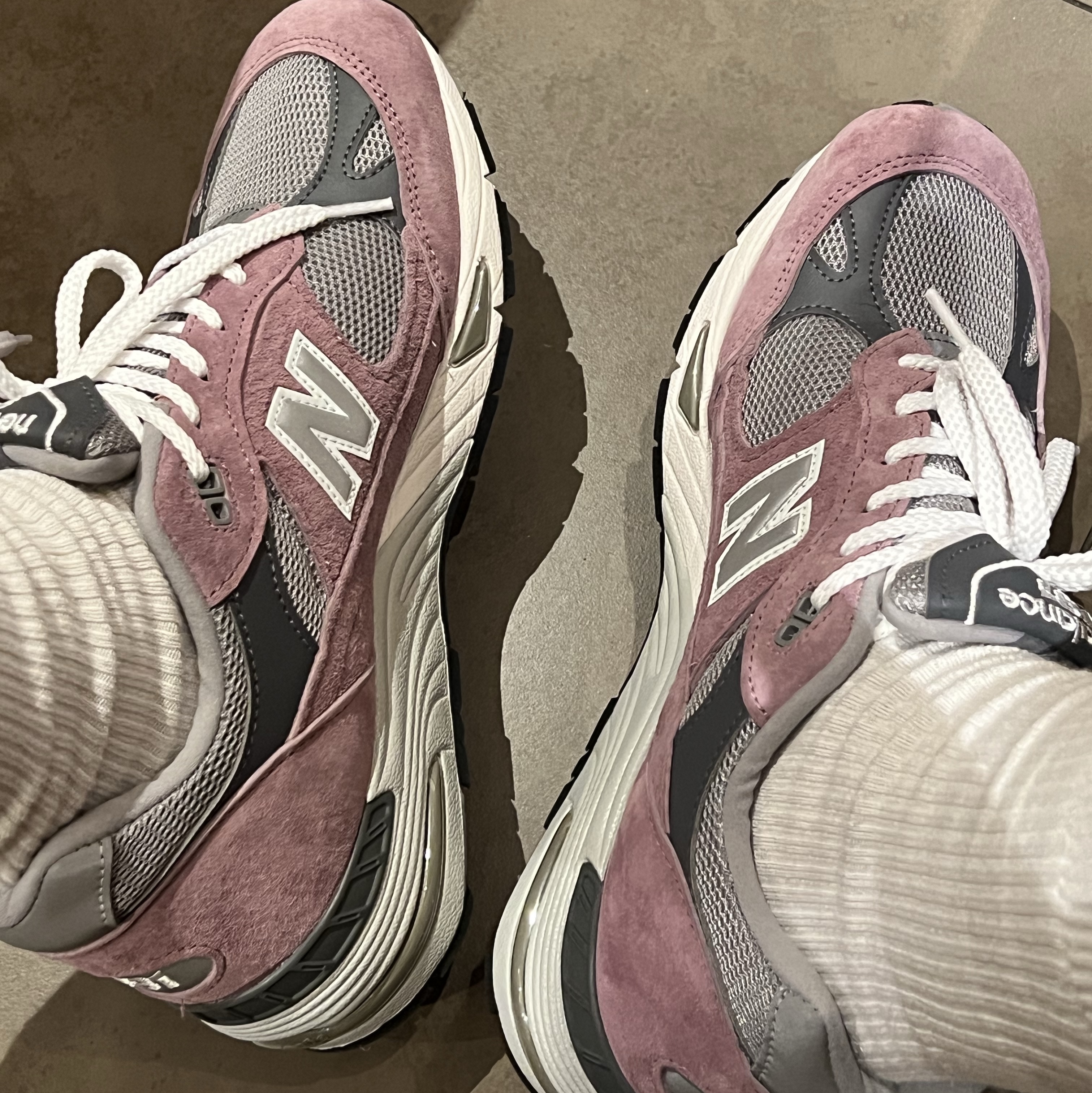 New Balance 991 Made in UK Pink Grey 착용 스타일