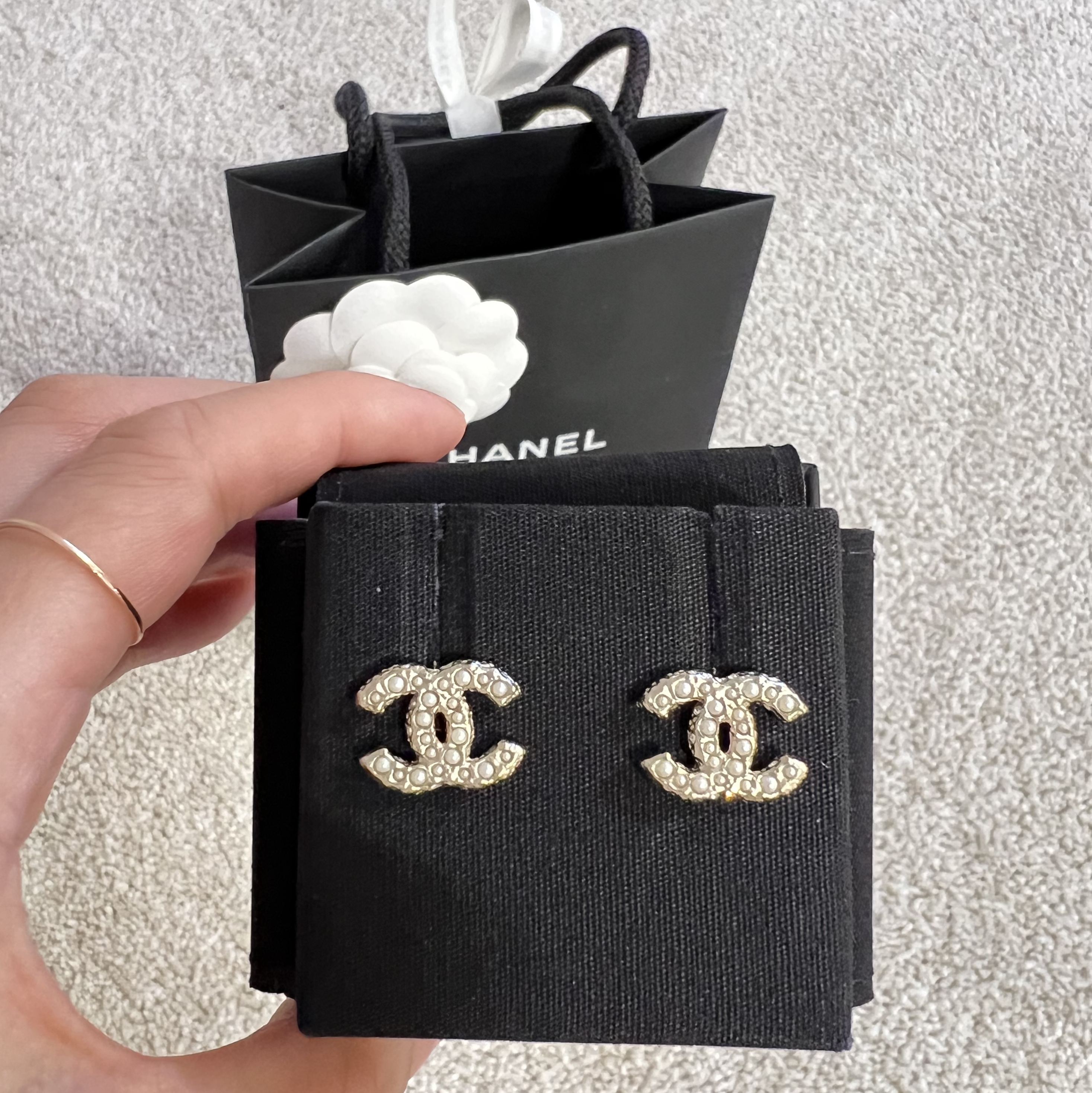 (W) Chanel Earrings Metal Glass Pearls Strass & Gold Pearly White Crystal 착용 스타일 - 2