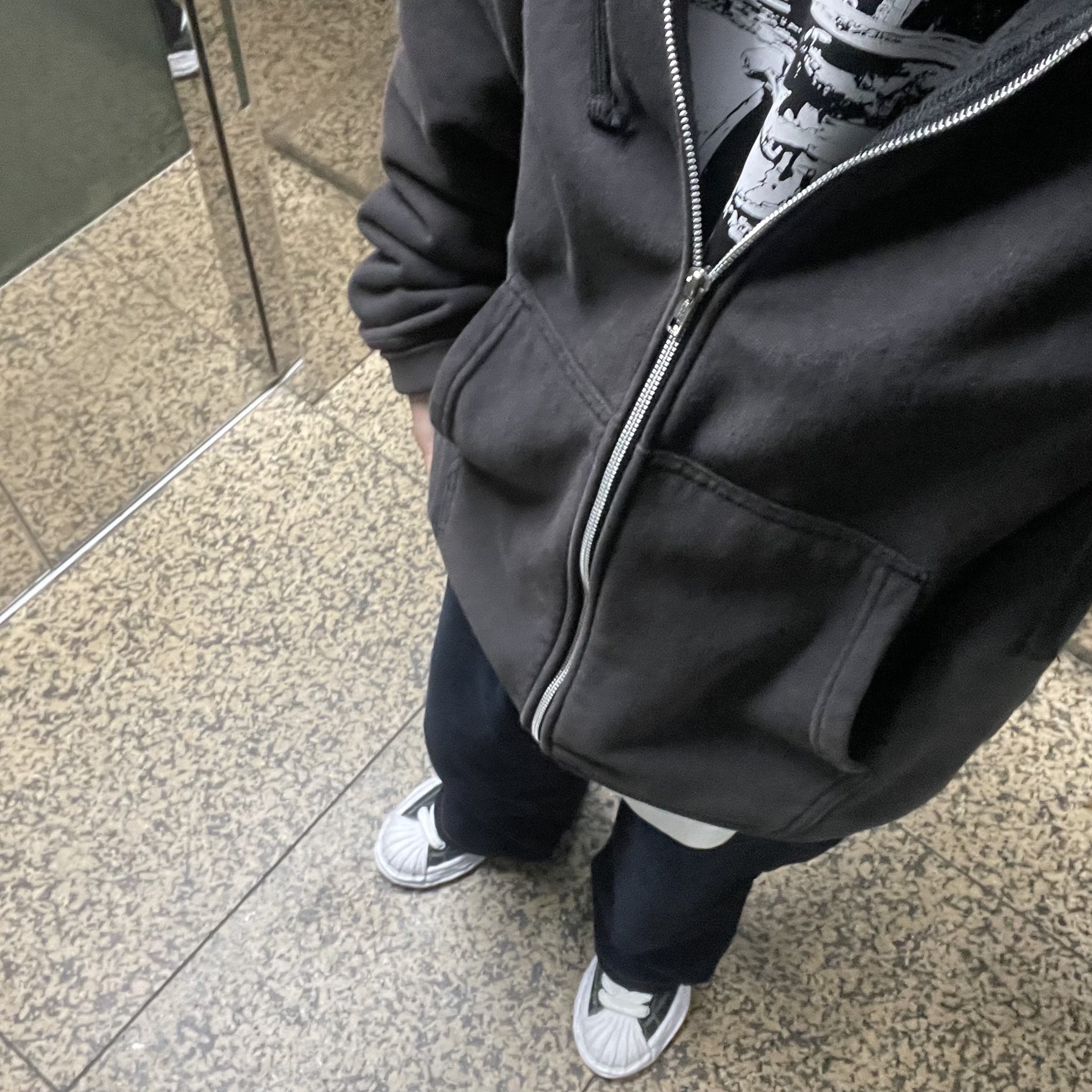 Thevinylhouse Junk Car Sweatshirt Black, Maison Mihara Yasuhiro Blakey OG Sole Canvas Low-top Sneakers Black White 착용 스타일 - 1