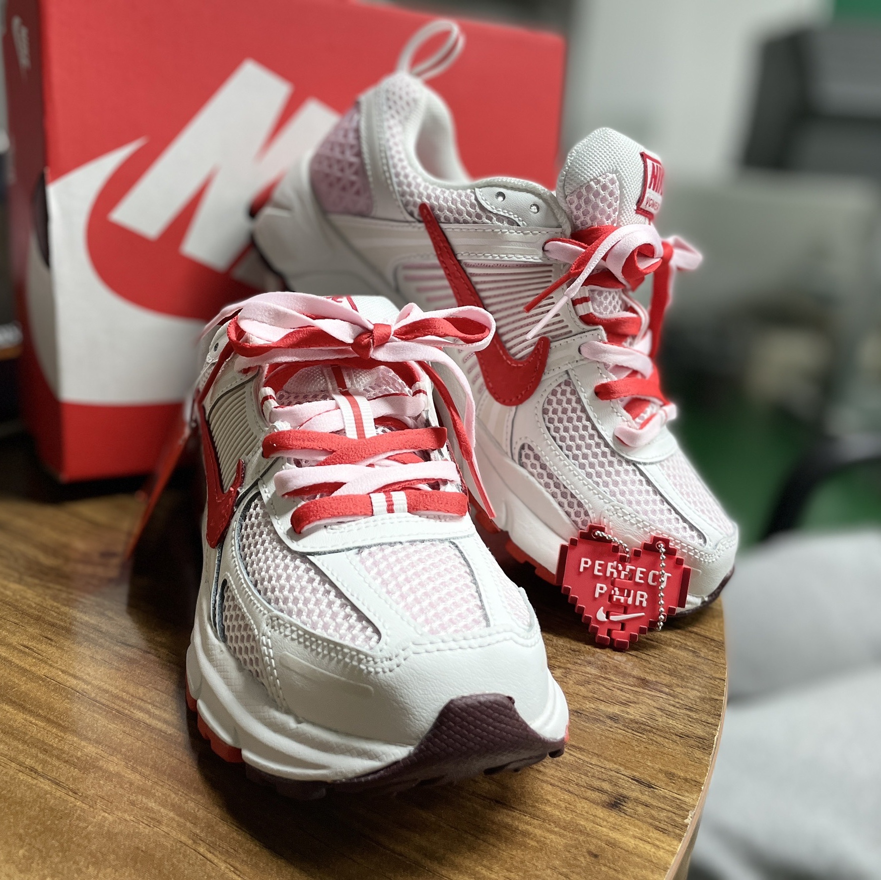(GS) Nike Zoom Vomero 5 Valentine's Day Summit White Pink Foam 착용 스타일 - 1