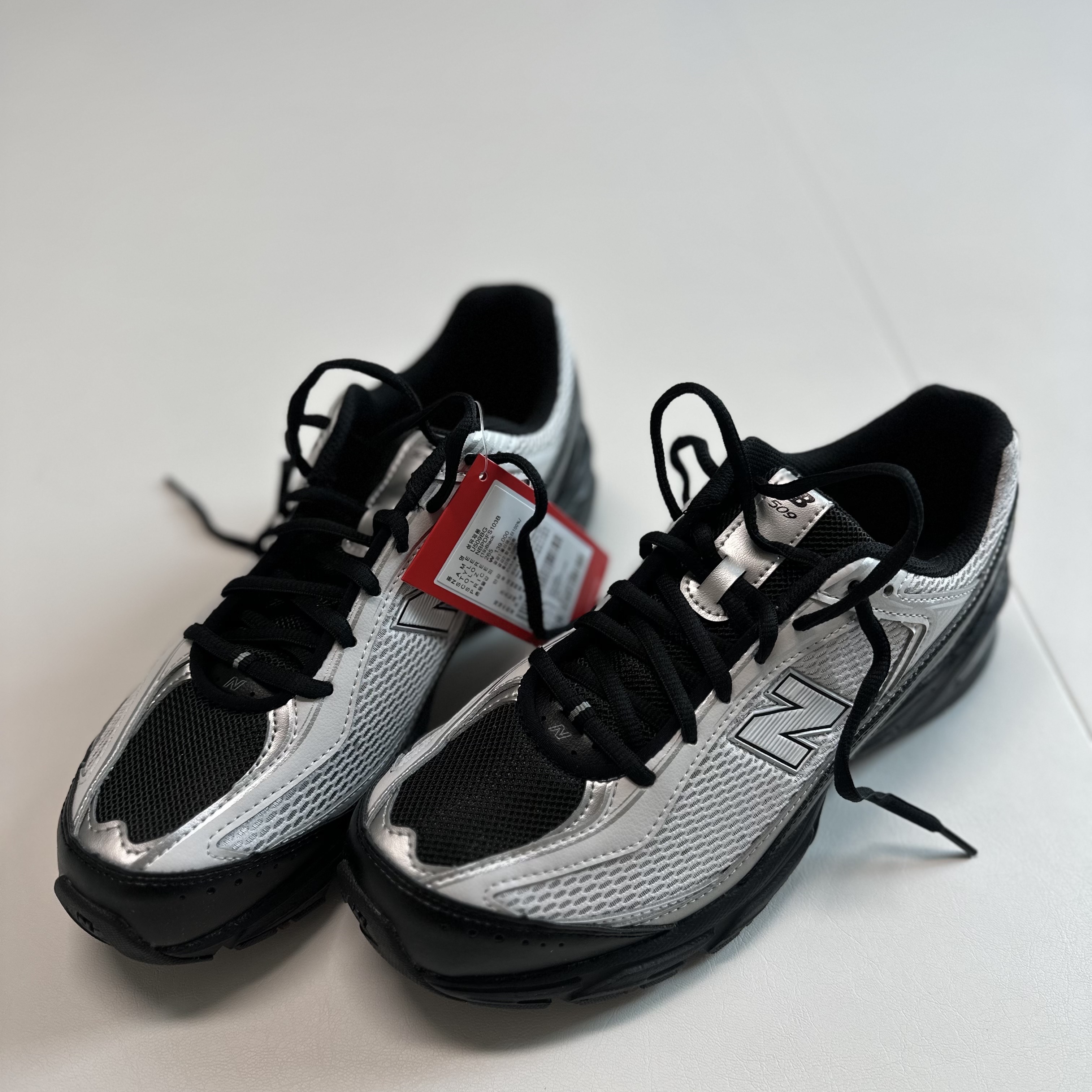 New Balance 509 Black Gray 착용 스타일