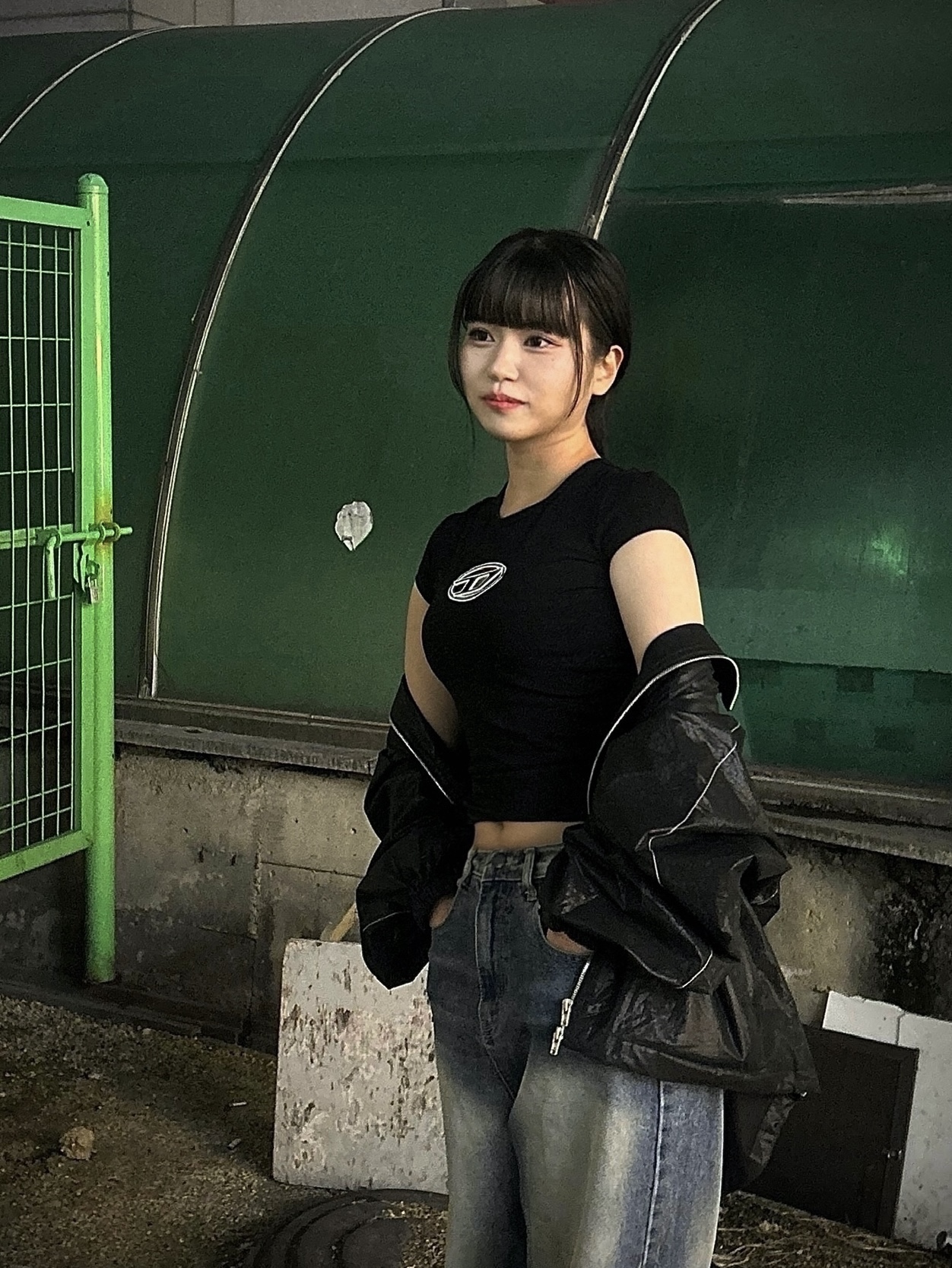 (W) Diesel T-Angie Peekaboo Logo T-Shirt Black, Gentle Monster Lilit 01 K Khaki 착용 스타일 - 4