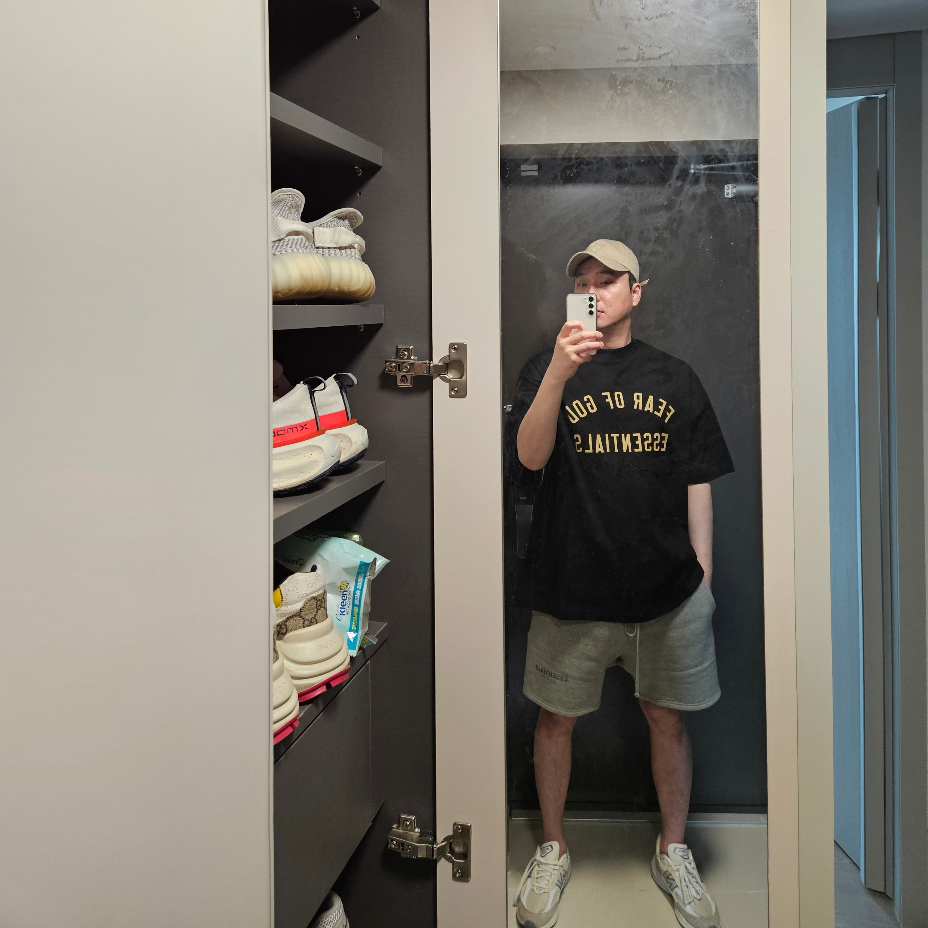 Essentials Jersey Crewneck Tee Black - 24FW, Essentials The Core Collection Sweatshorts Heather Oatmeal 착용 스타일
