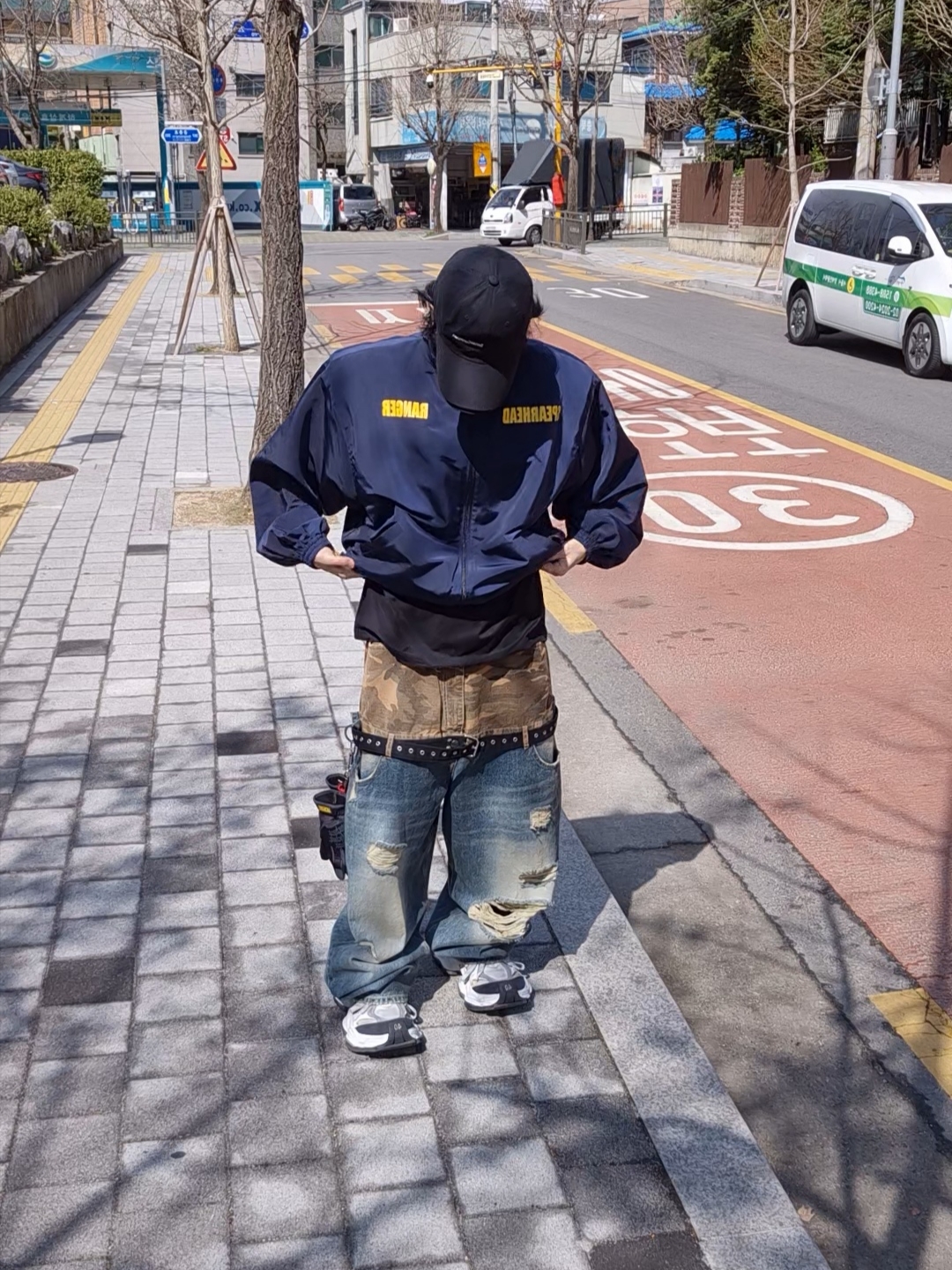 언더마이카 메이건 패디드 숄더 집업 블루종 인디아 잉크 - 23FW, 발렌시아가 카고 스니커즈 화이트 그레이 착용 스타일 - 3