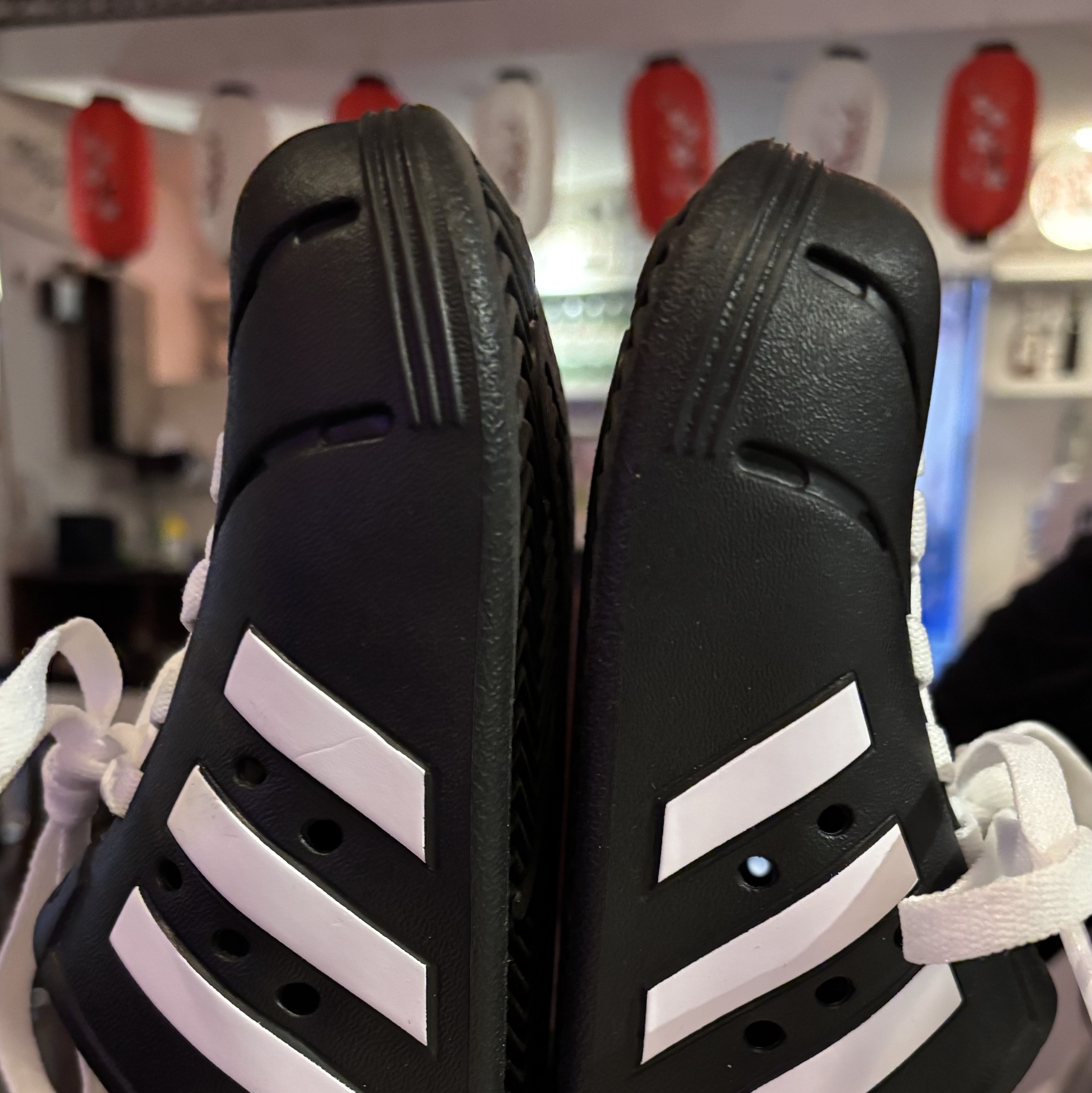 Adidas Adilette Clog Black White 착용 스타일
