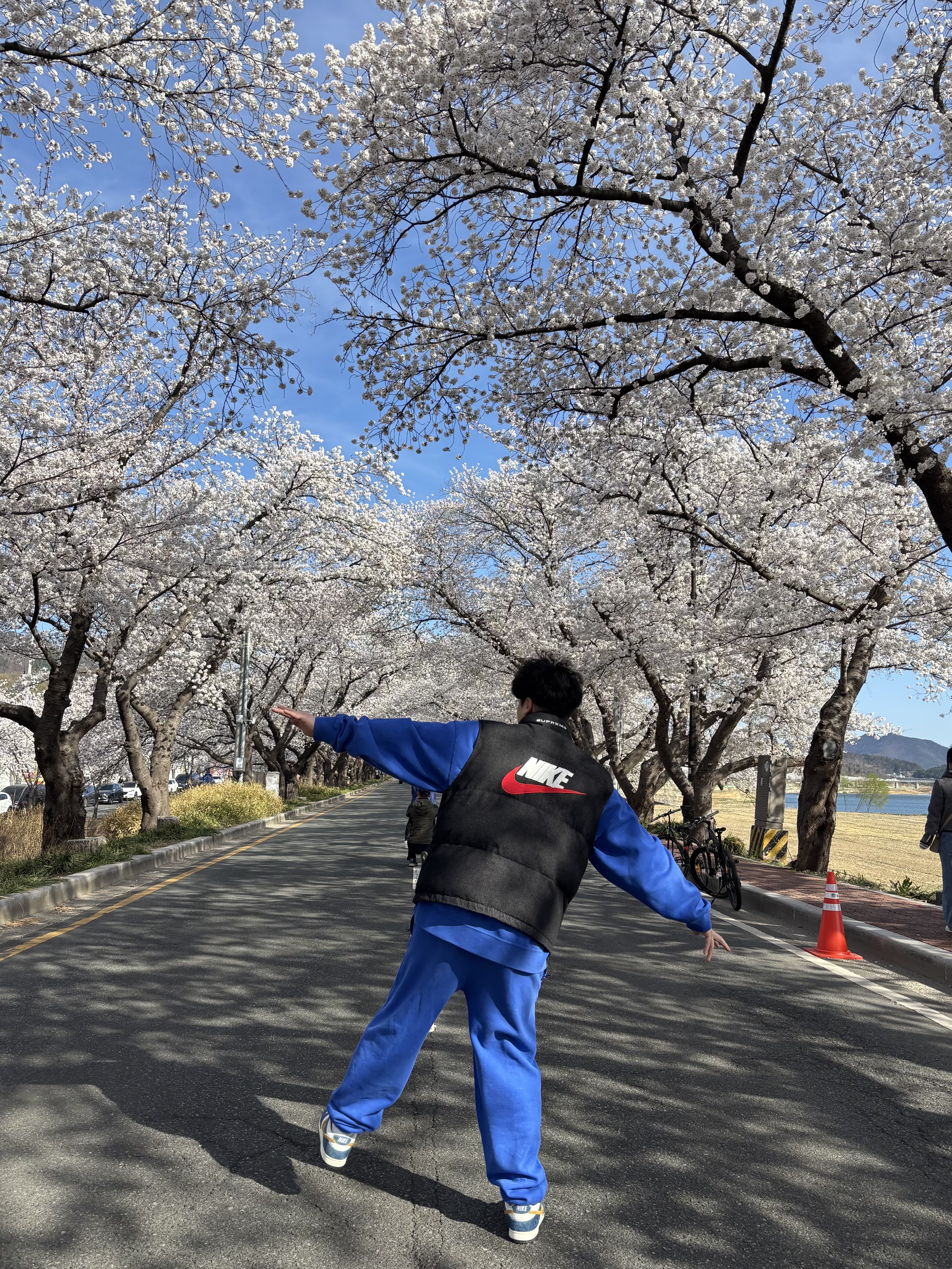 Nike x Stussy NRG Acid Washed Crewneck Game Royal (DR4024-480), Nike x Stussy NRG Acid Washed Fleece Pants Game Royal (DR4025-480) 착용 스타일