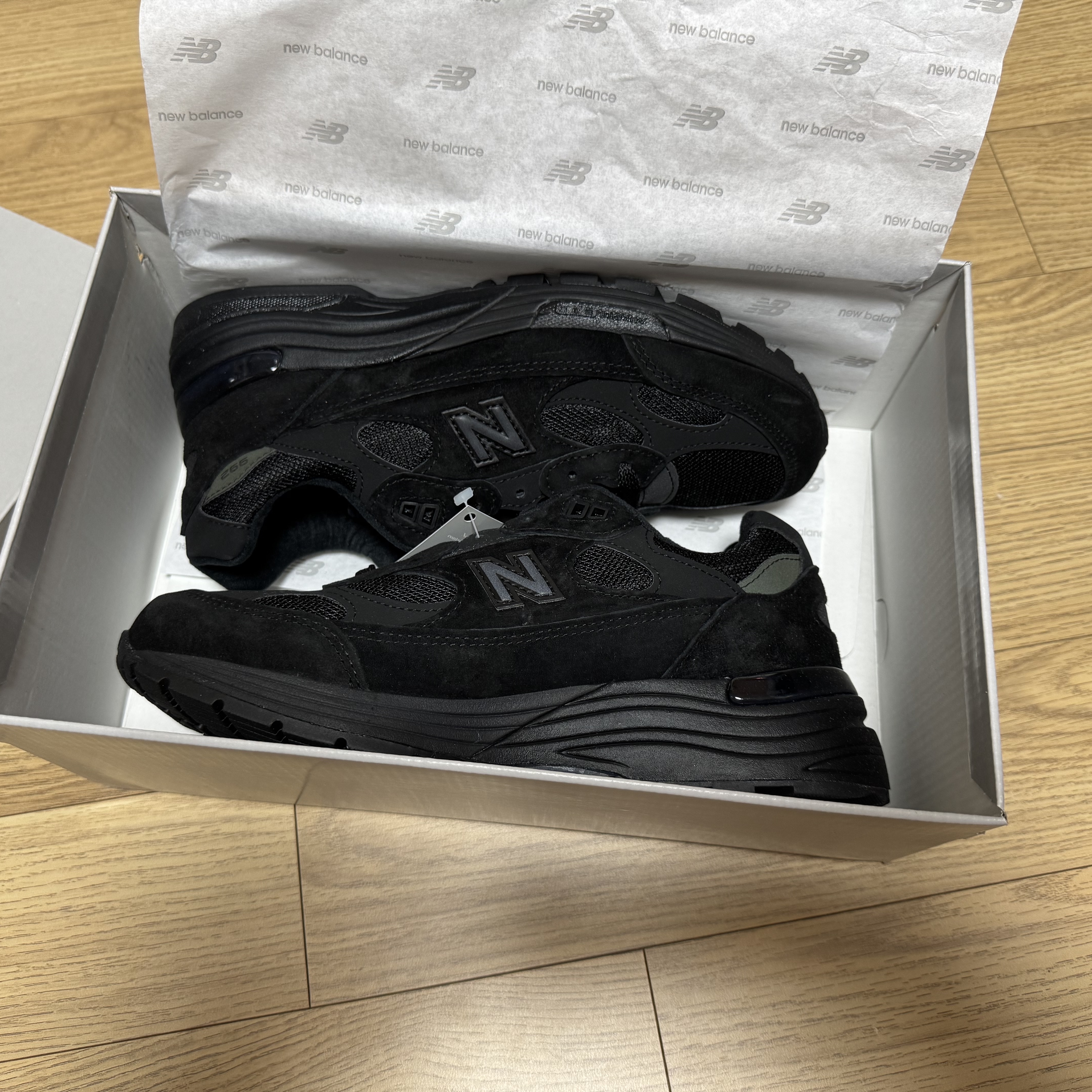 New Balance 992 Made in USA Core Black 착용 스타일 - 2