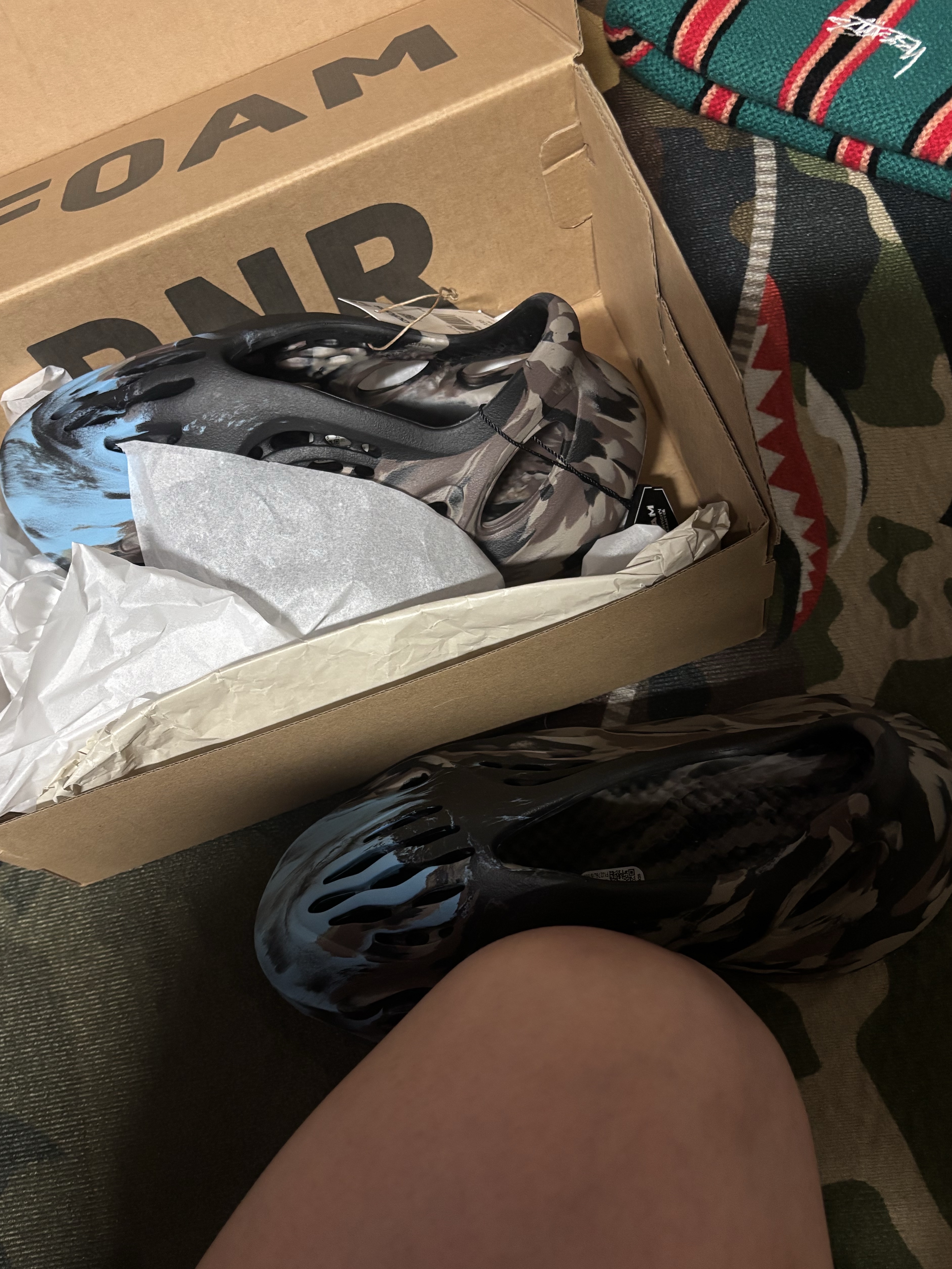 Adidas Yeezy Foam RNNR MX Cinder, Palace Basically A Sock Black 착용 스타일 - 2