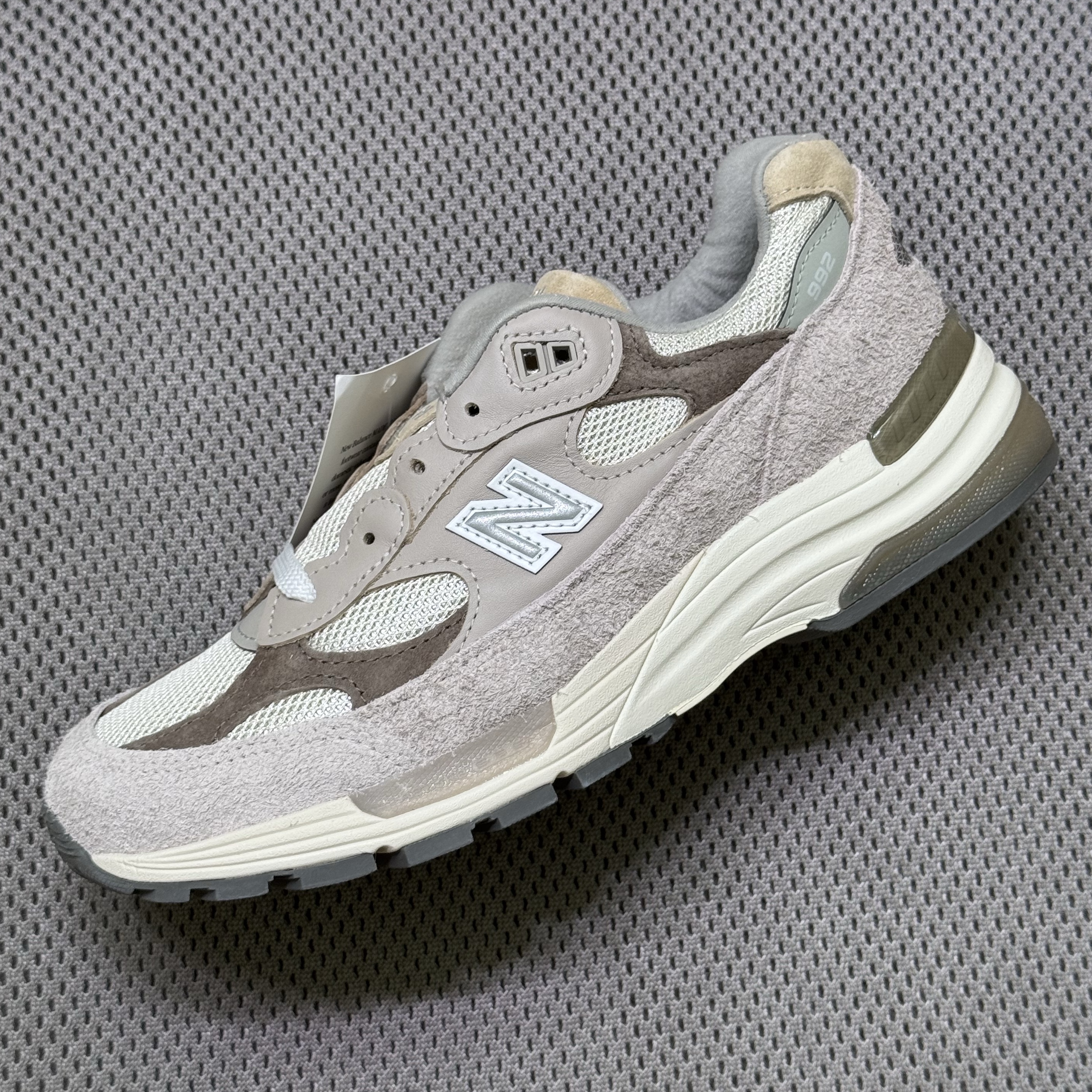New Balance 992 Made in USA Moonrock Mushroom, New Balance 992 Made in USA Core Grey Silver Metallic 착용 스타일 - 1