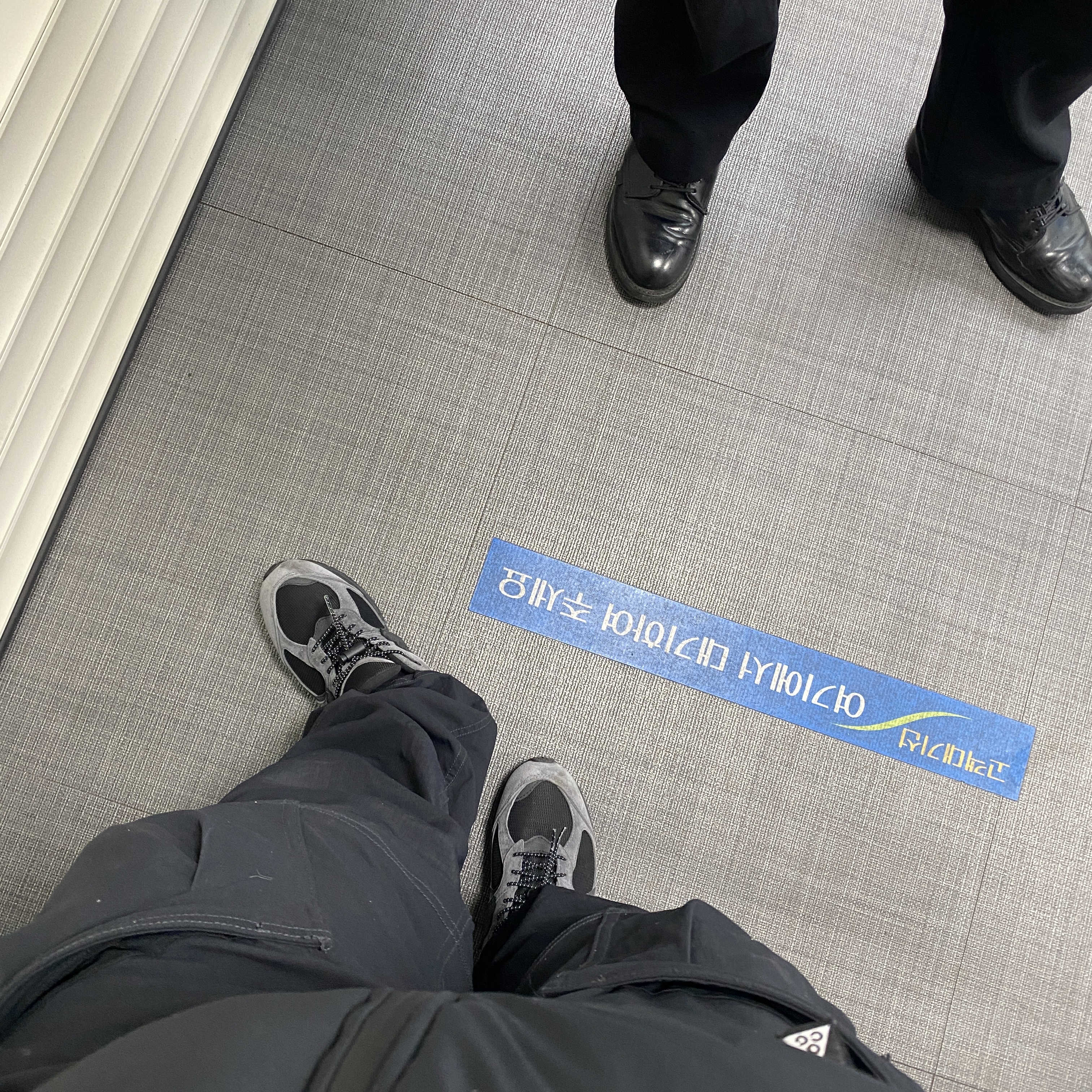 New Balance x JJJJound 2002R Gore-Tex Charcoal, Nike ACG Smith Summit Cargo Pants Black - Asia 착용 스타일