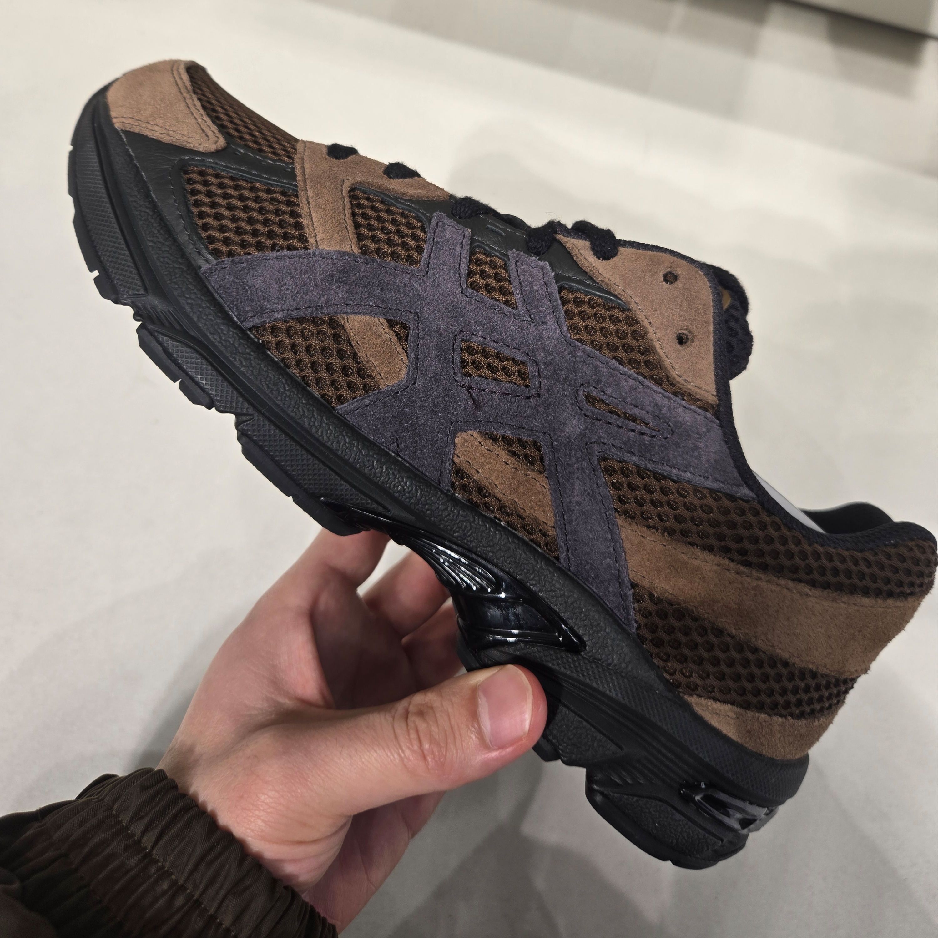 Asics Gel-1130 SMU Dark Brown Midnight 착용 스타일