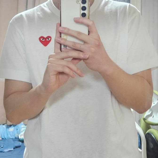 플레이 꼼데가르송 레드 하트 티셔츠 화이트 착용 스타일