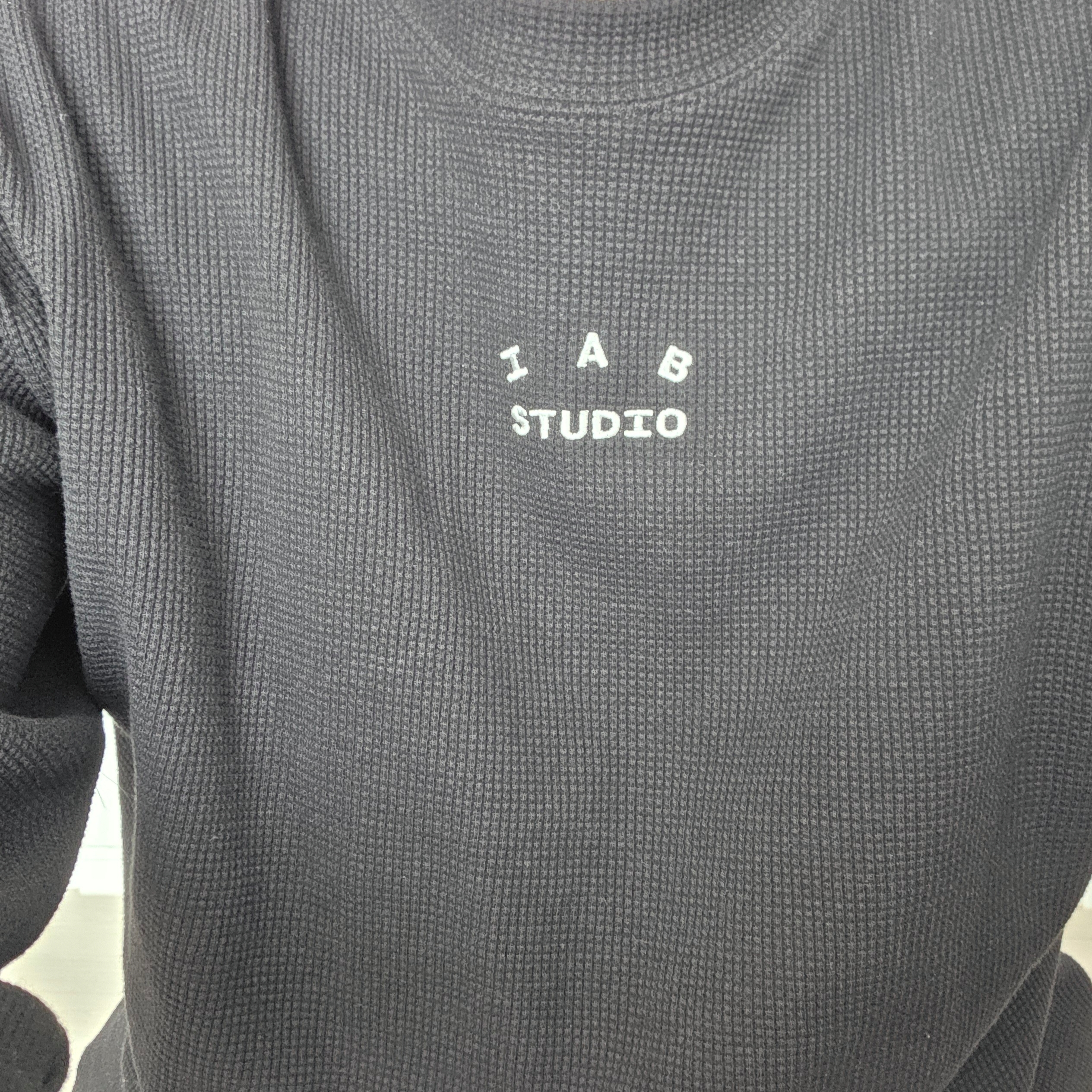 IAB Studio Waffle Long Sleeve Black White 착용 스타일