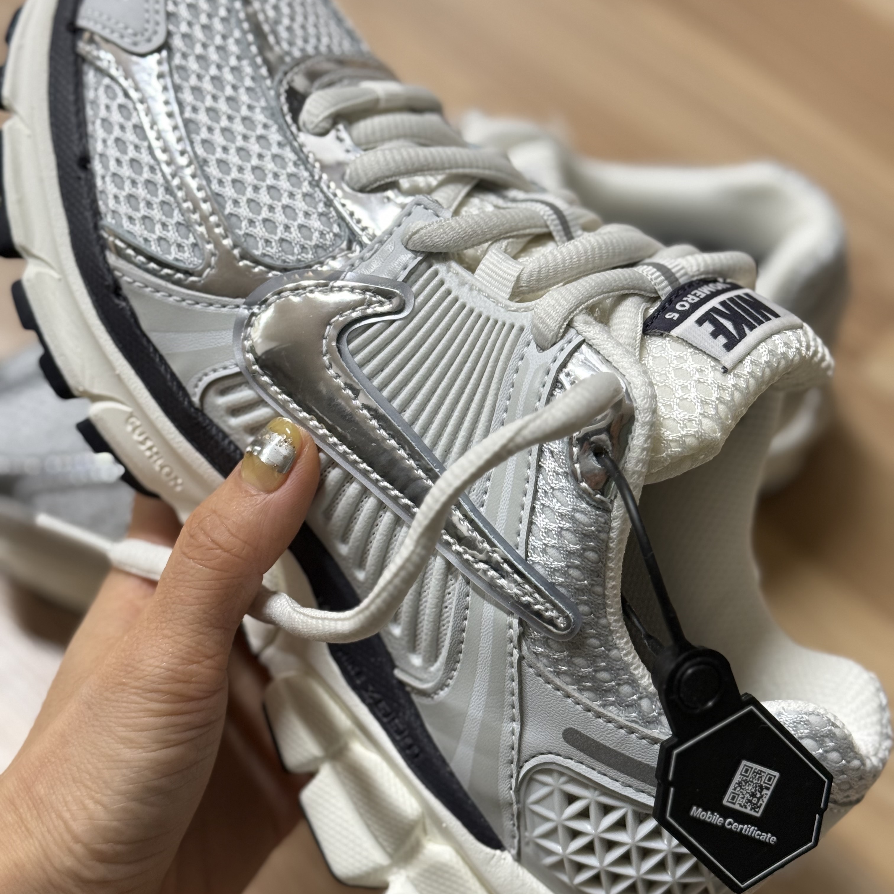 (W) Nike Zoom Vomero 5 Photon Dust and Metallic Silver 착용 스타일 - 5