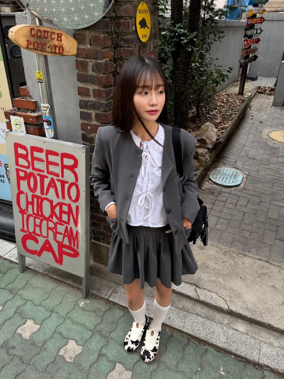 (W) 아디다스 태권도 메이 오프 화이트 서플라이어 컬러, 프라다 리나일론 미디움 백팩 블랙 착용 스타일 - 3
