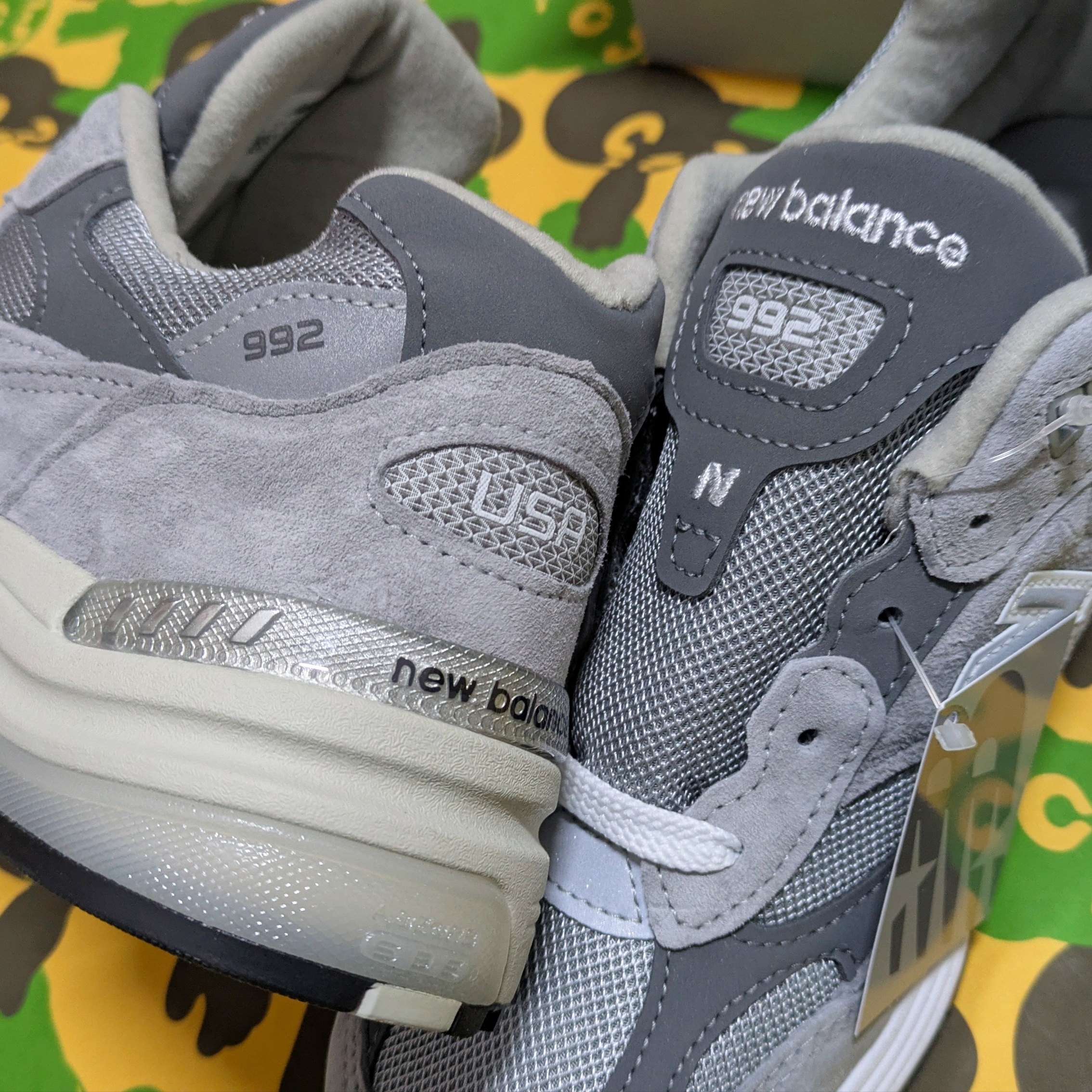 New Balance 992 Made in USA Core Grey Silver Metallic 착용 스타일 - 3