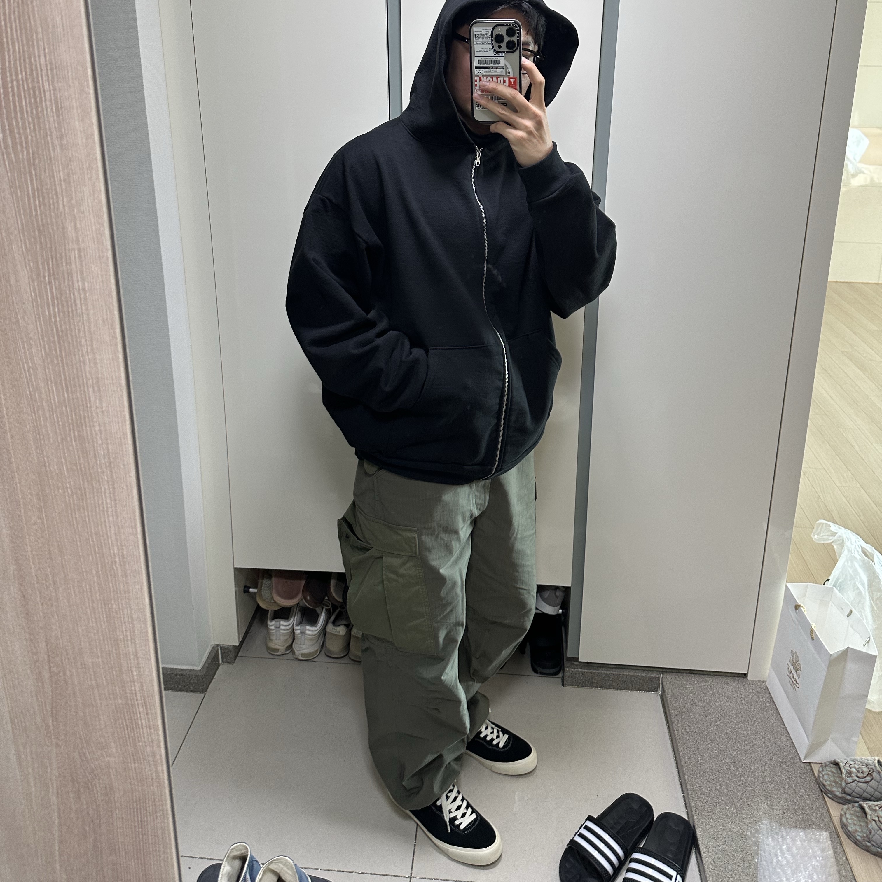 나나미카 카고 팬츠 카키 착용 스타일