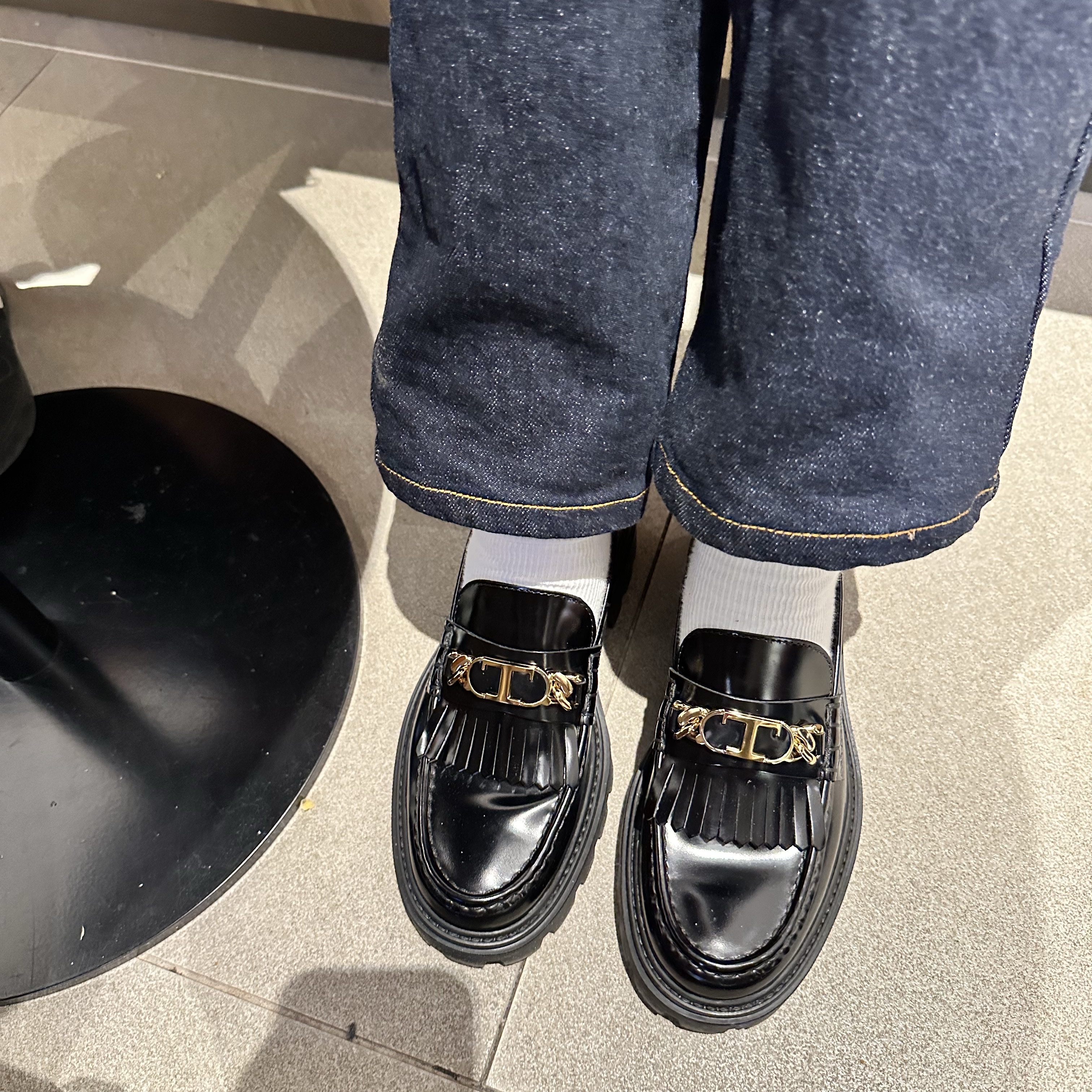 (W) Tod's Fringe Loafers Black 착용 스타일