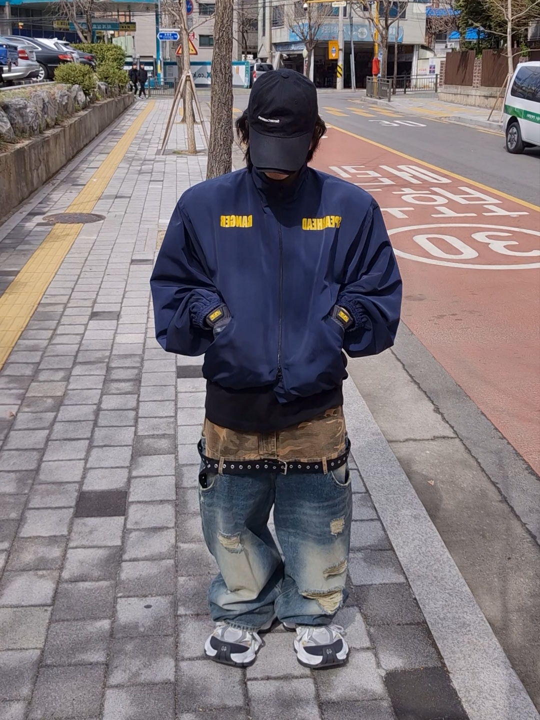 언더마이카 메이건 패디드 숄더 집업 블루종 인디아 잉크 - 23FW, 발렌시아가 카고 스니커즈 화이트 그레이 착용 스타일 - 6