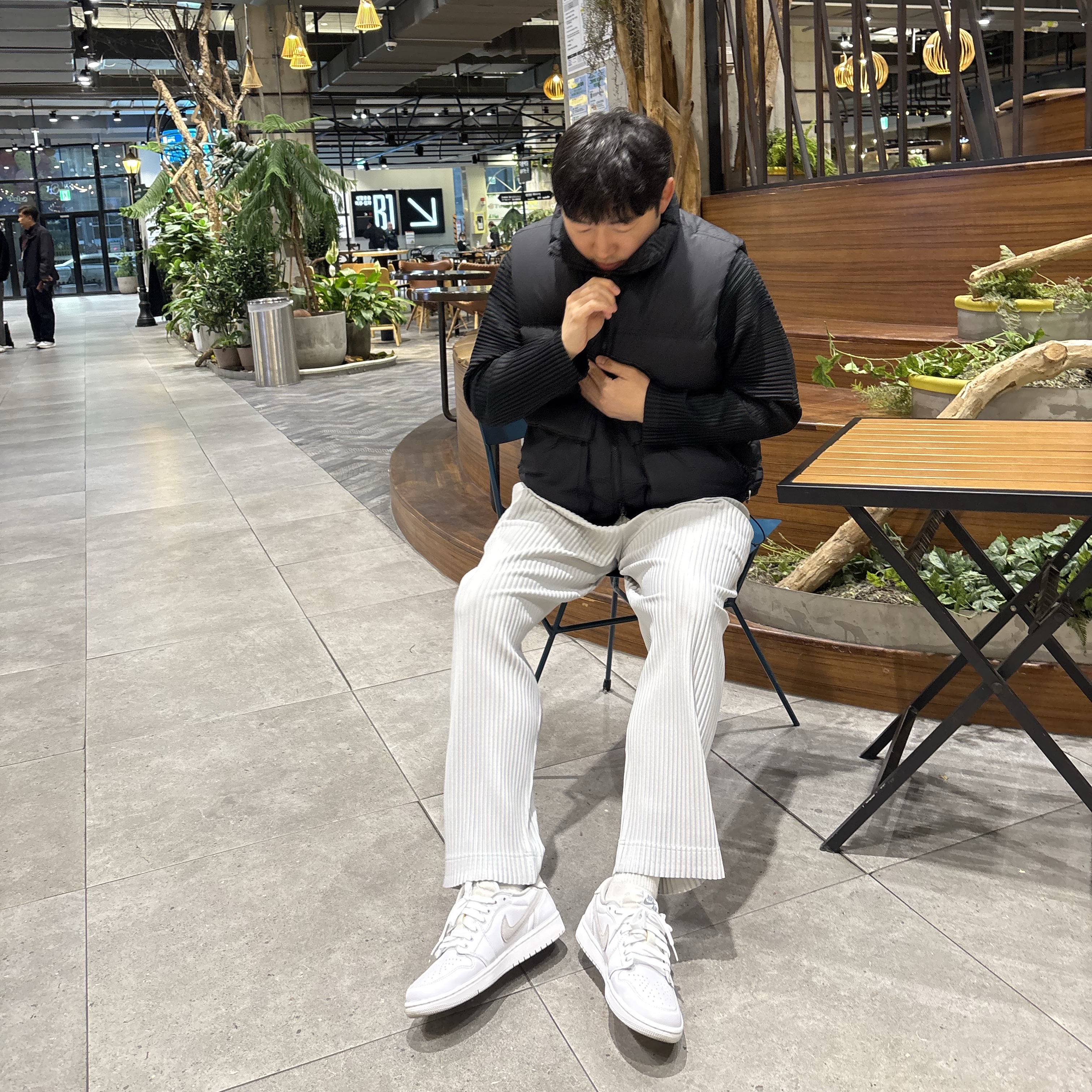 Homme Plisse Issey Miyake Basics Zip Up Jacket Black, Homme Plisse Issey Miyake Basics Straight Pants Light Gray 착용 스타일