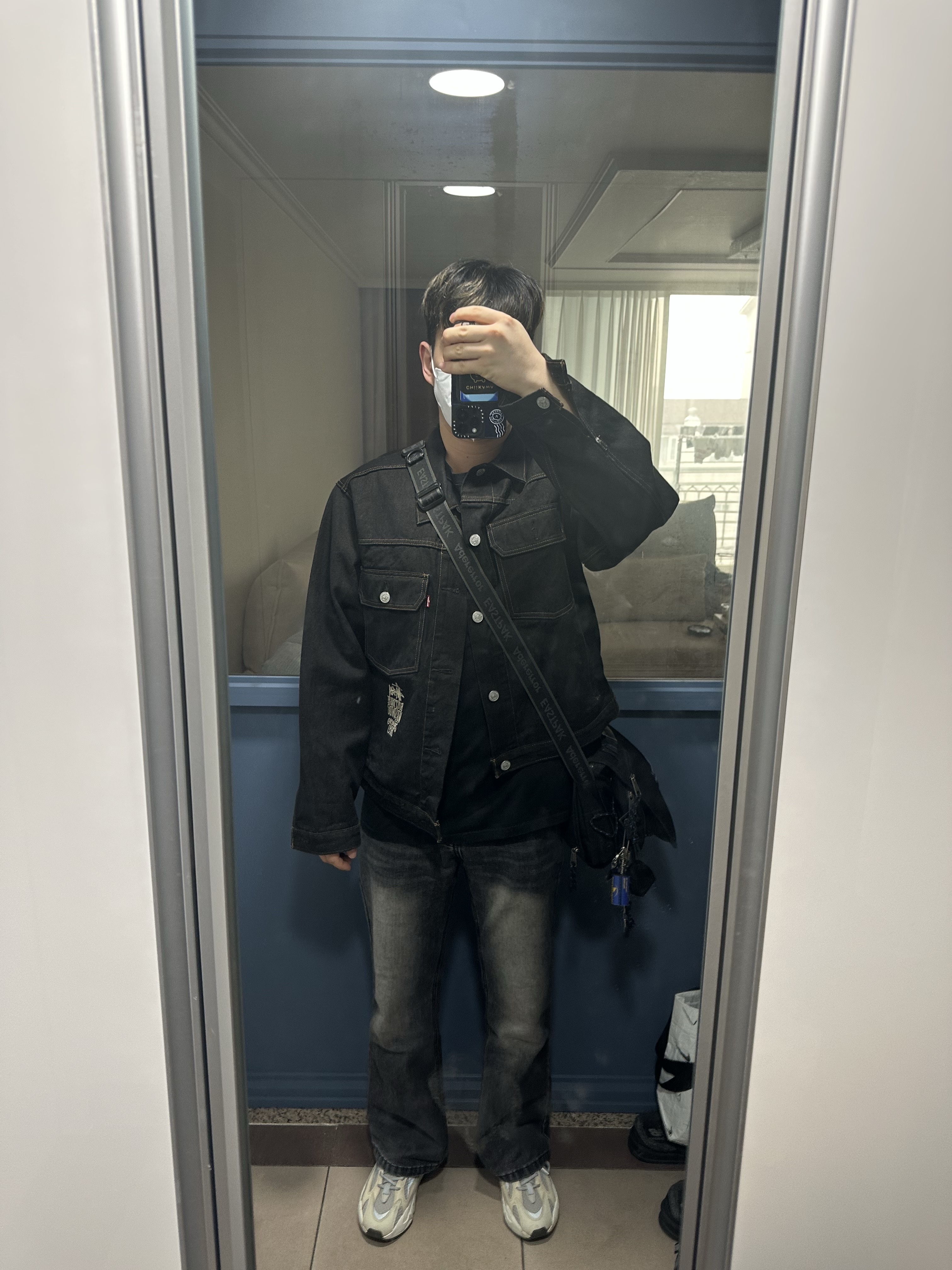 Stussy x Levi's Crispy Rinse Trucker Jacket Black, Adidas Yeezy Boost 700 V2 Cream 착용 스타일
