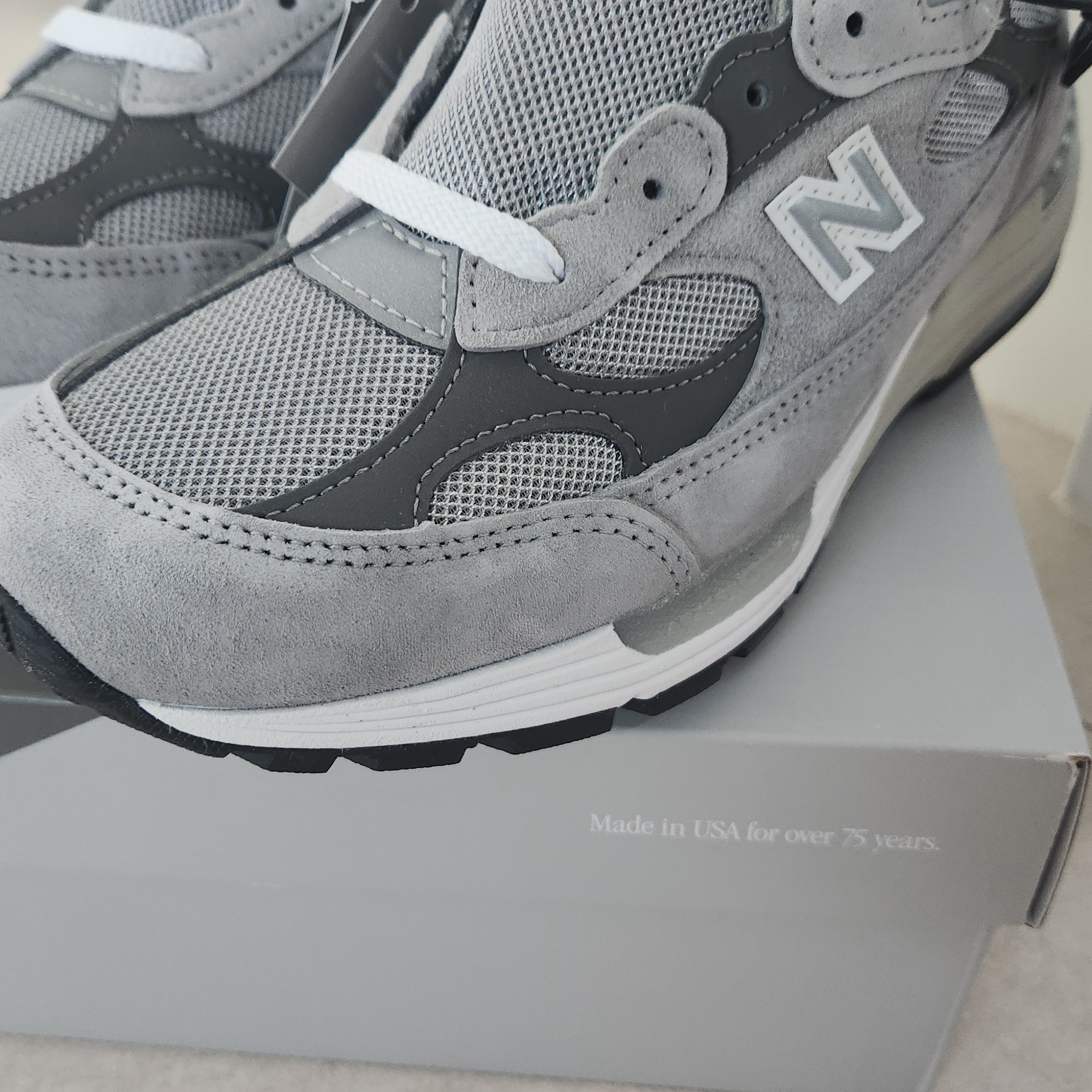 New Balance 992 Made in USA Core Grey Silver Metallic 착용 스타일 - 2