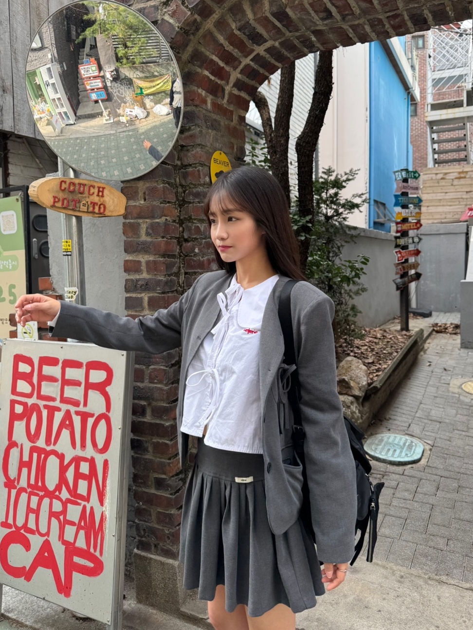 (W) 아디다스 태권도 메이 오프 화이트 서플라이어 컬러, 프라다 리나일론 미디움 백팩 블랙 착용 스타일 - 4