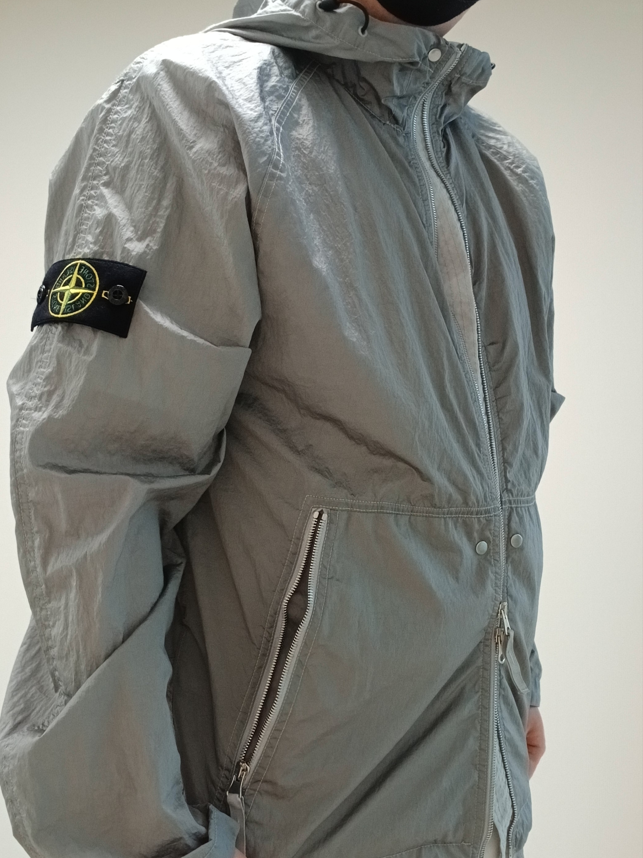 Stone Island 4100097 Nylon Metal Watro-Tc in Econyl Hooded Jacket Pearl Grey - 25SS, Arc'teryx Captive Arc'word SS T-Shirt White Light 착용 스타일 - 9
