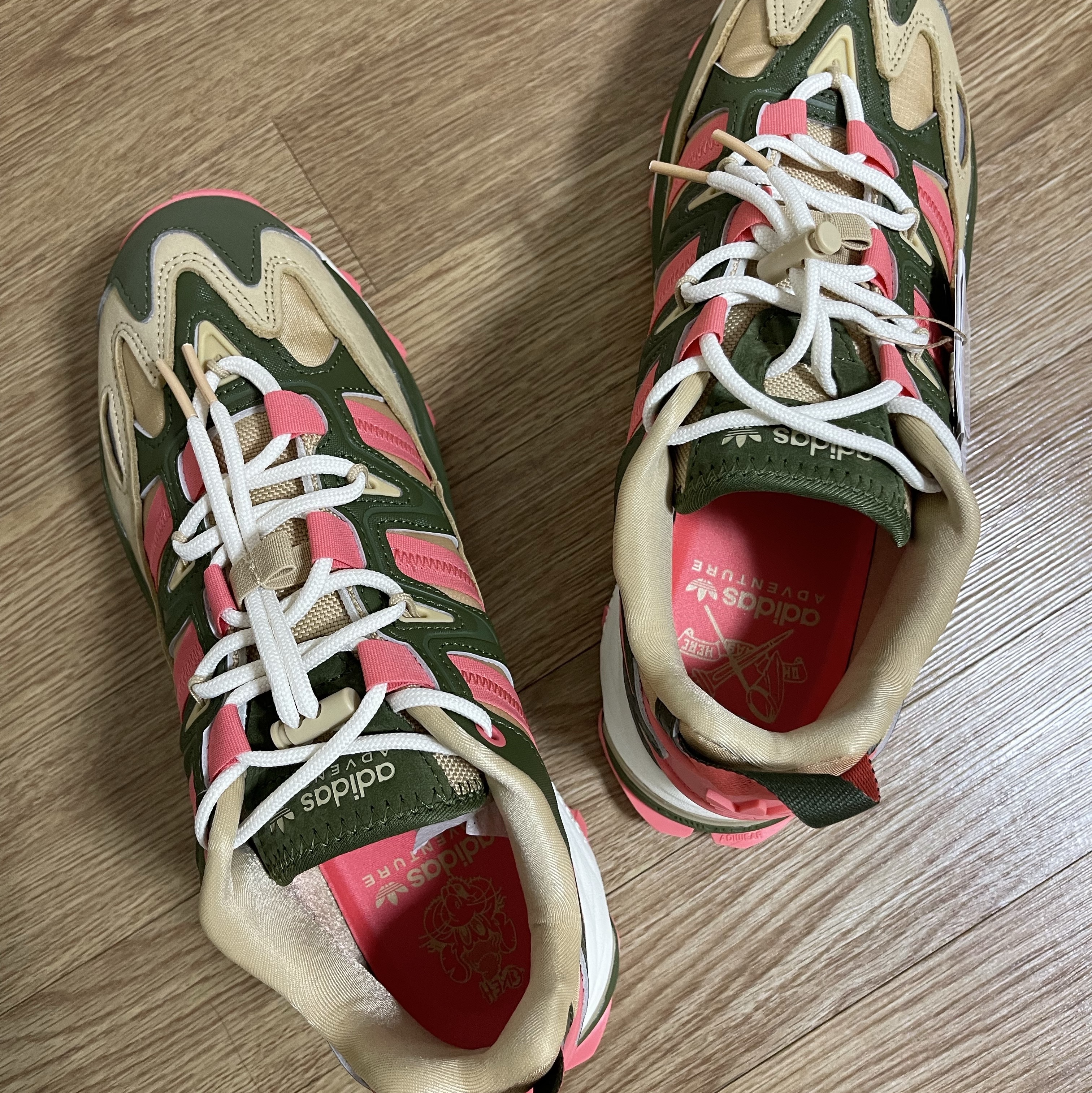 Adidas Hyperturf Adventure Hazy Beige Semi Turbo 착용 스타일