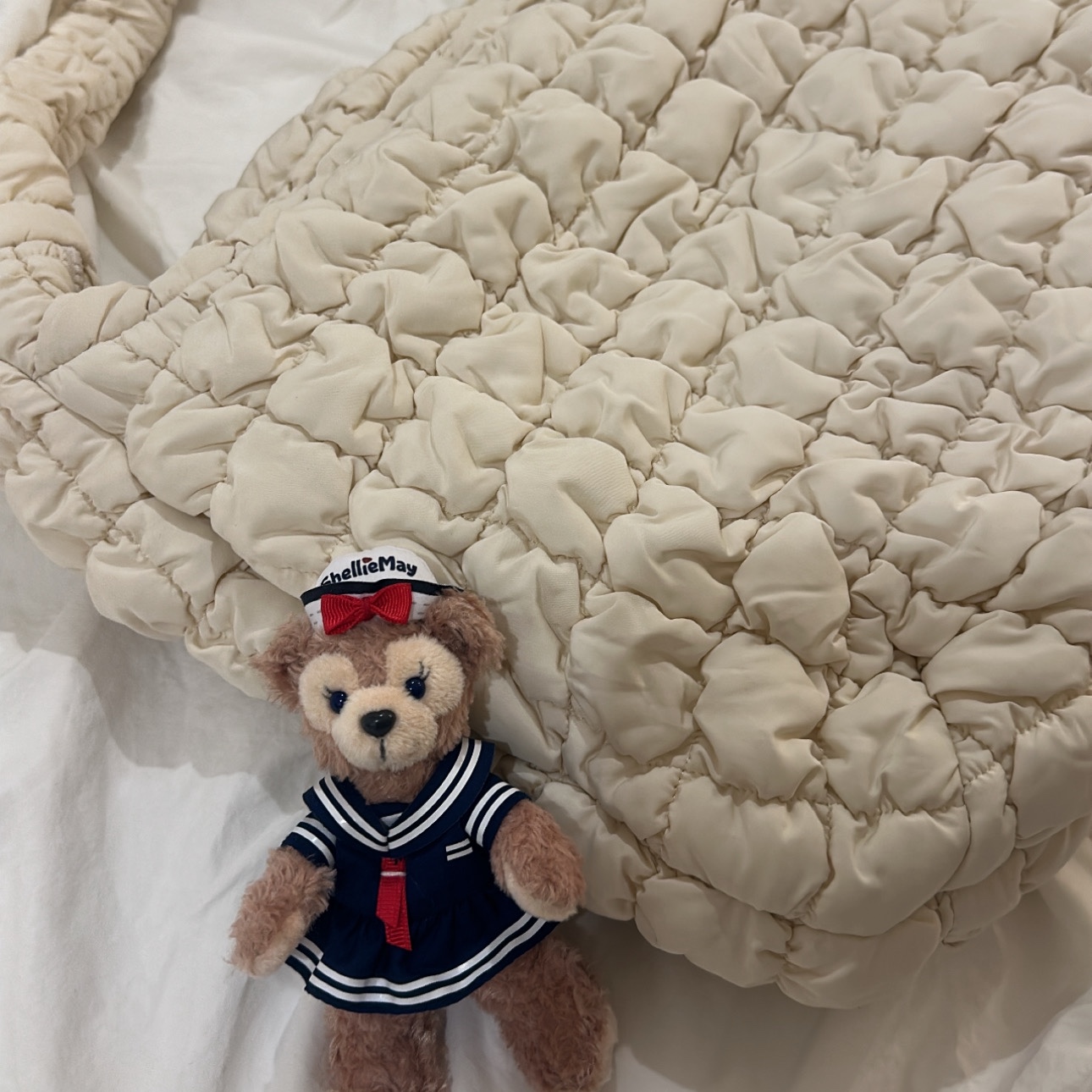 COS Quilted Oversized Shoulder Bag Off White Light Beige 착용 스타일 - 2