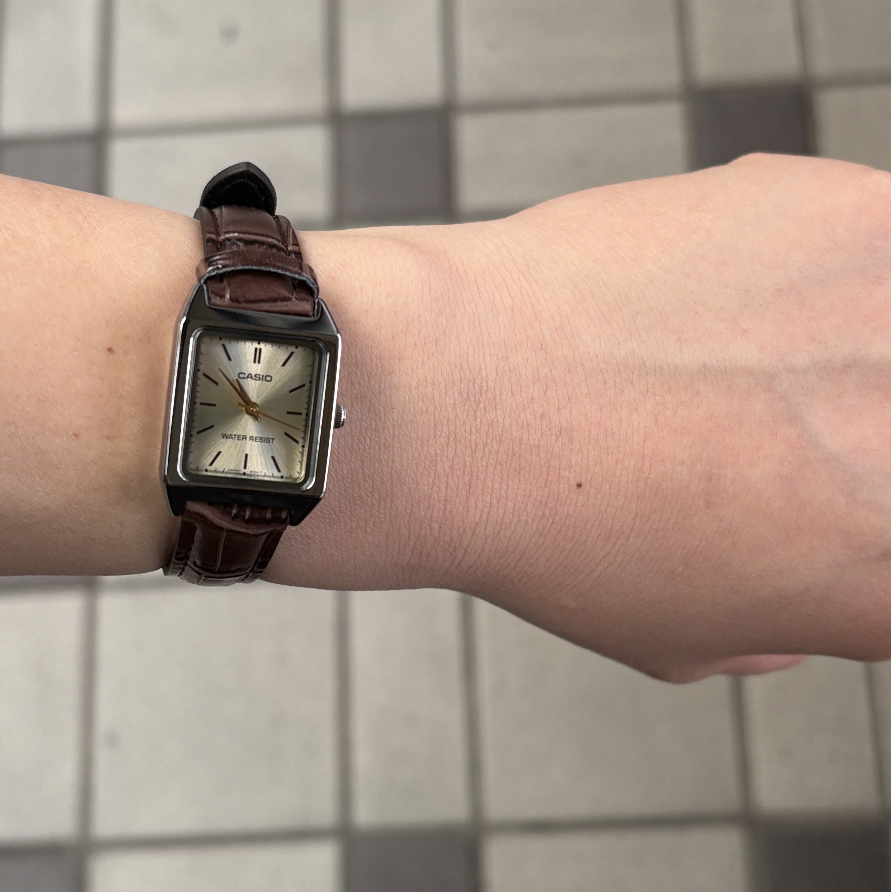 Casio LTP-V007L-9E 착용 스타일