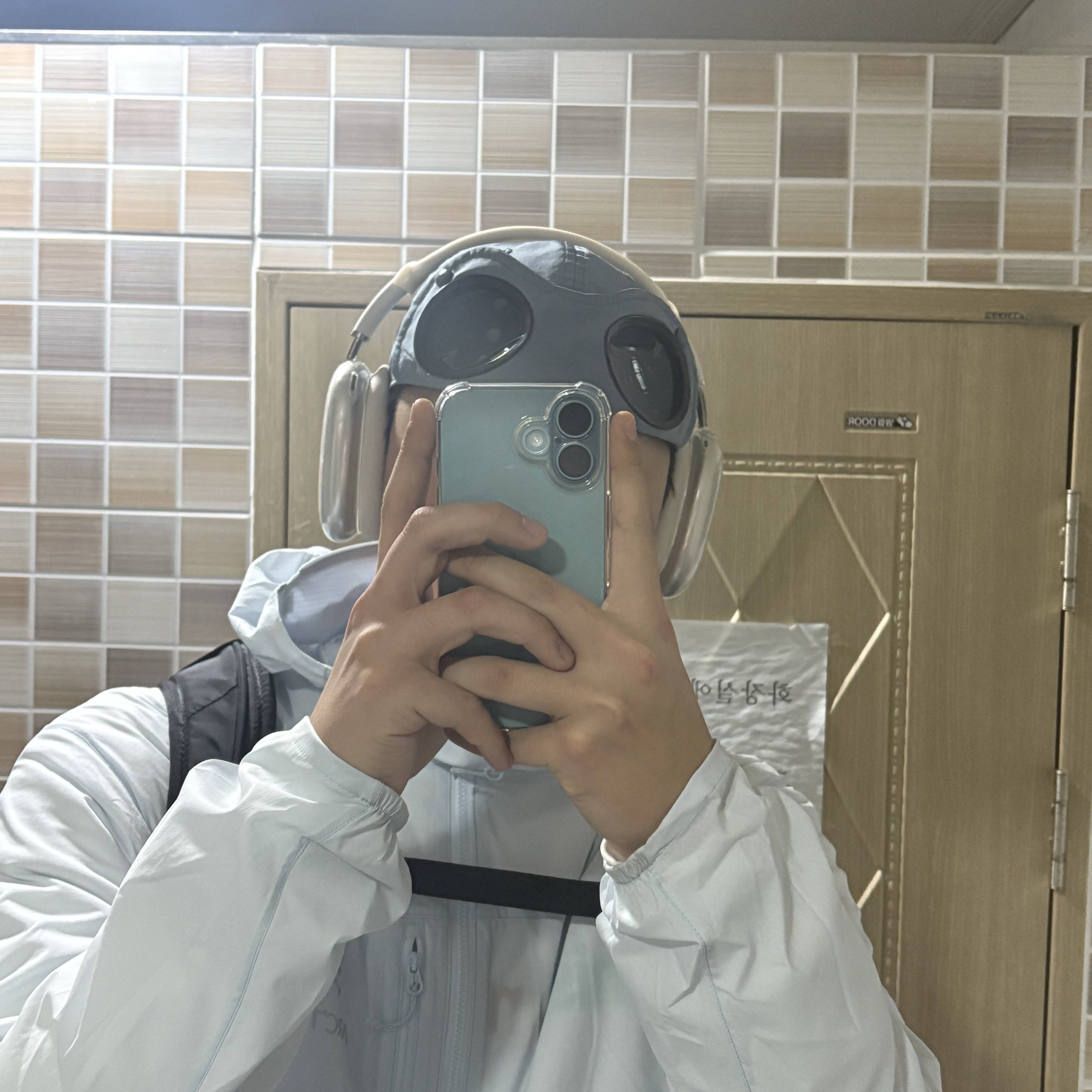 Arc'teryx Squamish Hoody Daybreak, C.P. Company Chrome-R Goggle Cap Silver Sage Brown - 23FW 착용 스타일 - 3