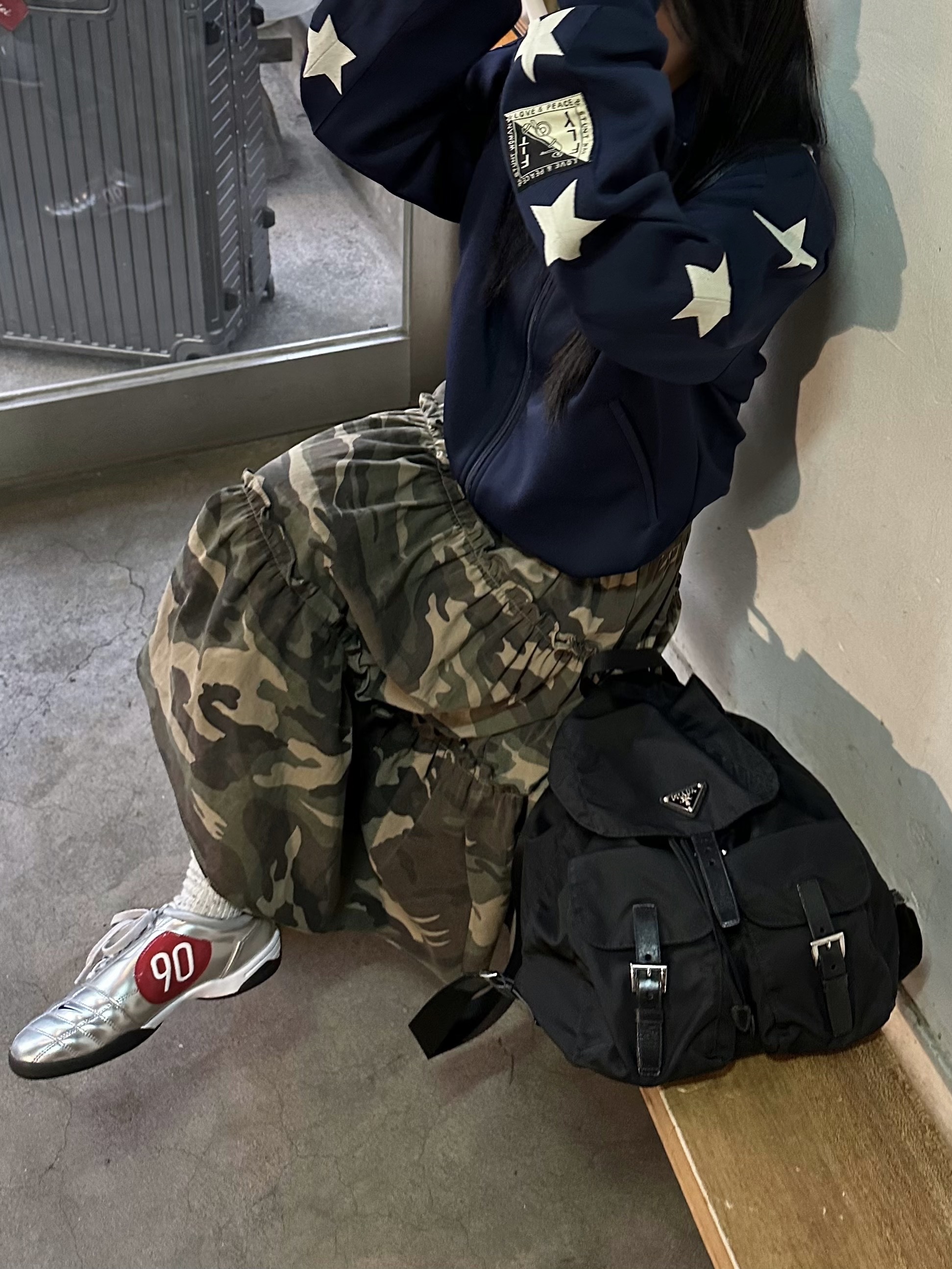 Kapital Smooth Jersey Stuntman & Woman Track Jacket Navy, Prada Re-Nylon Medium Backpack Black 착용 스타일 - 1
