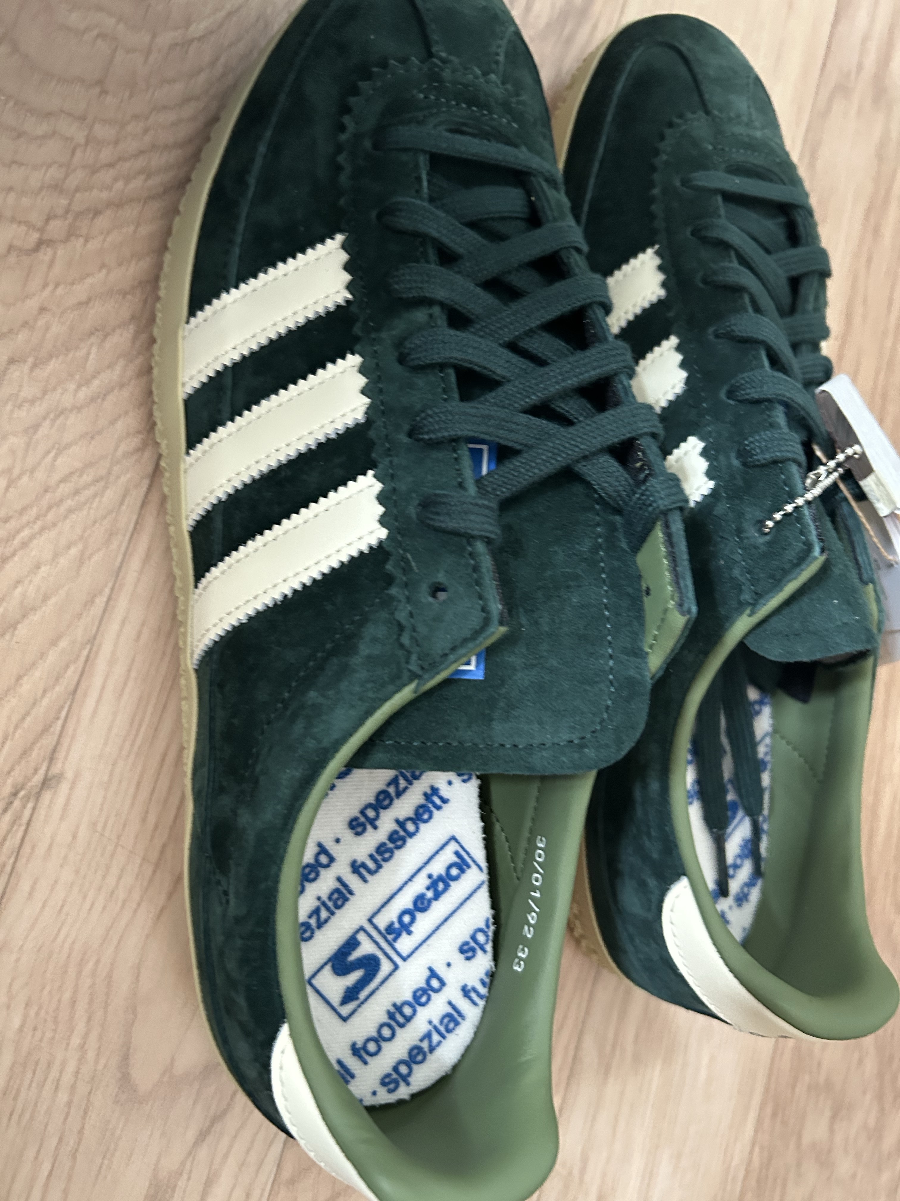 Adidas Roelee Spezial Wild Pine Halo Gold 착용 스타일