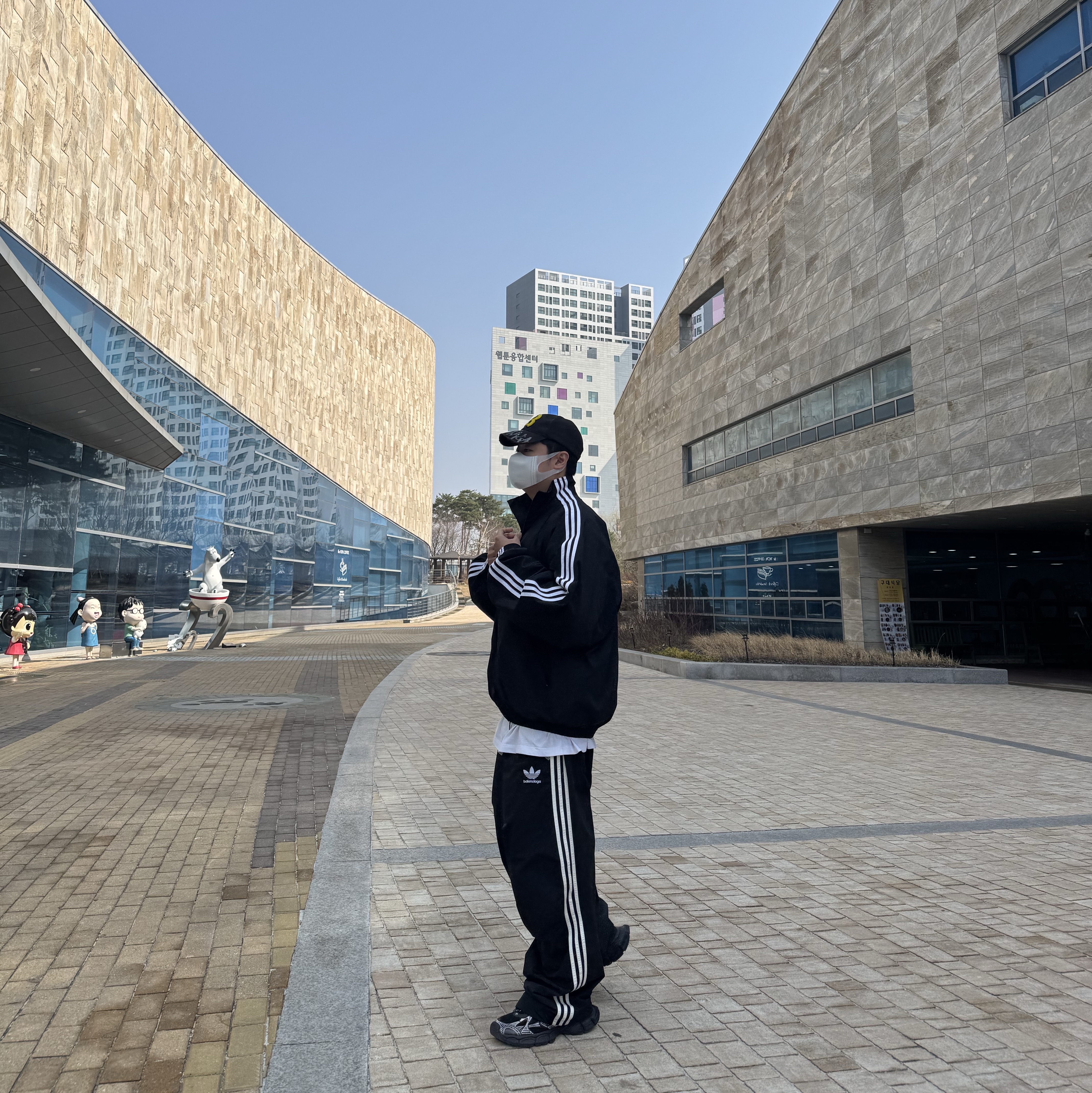 Balenciaga x Adidas Performance Poplin Tracksuit Jacket Black, Balenciaga x Adidas Tracksuit Trousers Black 착용 스타일 - 4