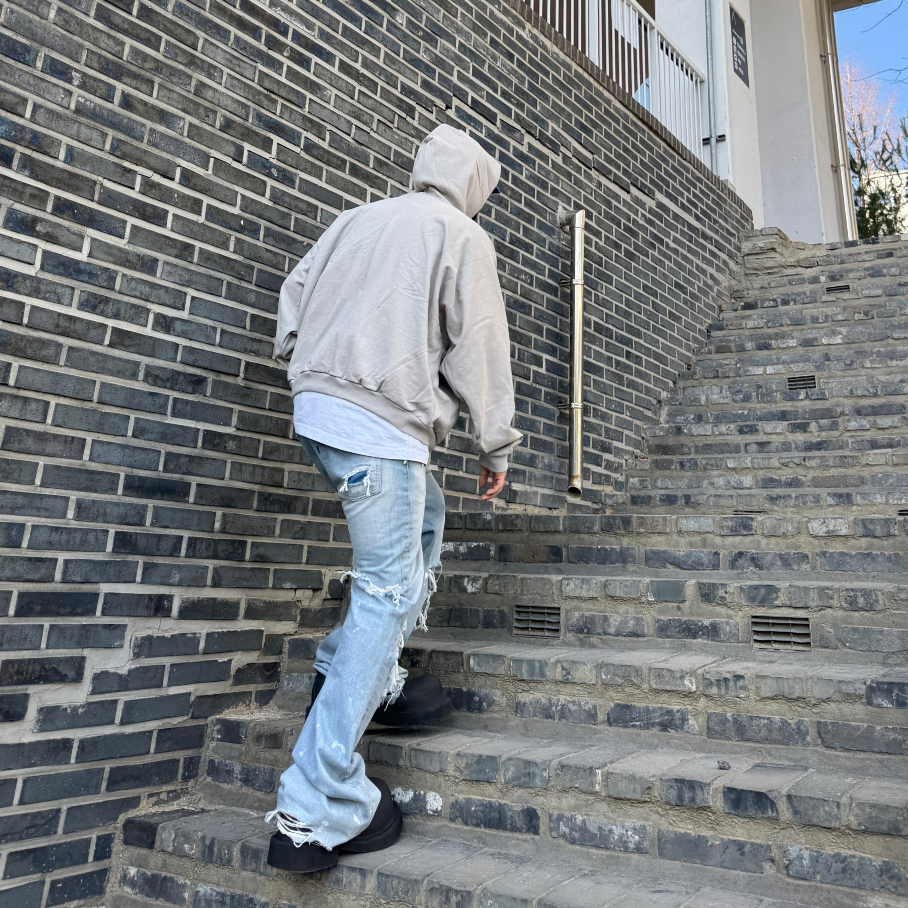 Yeezy x Gosha Rubchinskiy Tribune Herald HD-01 Hoodie Mocha, Project G/R Distressed Flare Jeans Blue 착용 스타일 - 2