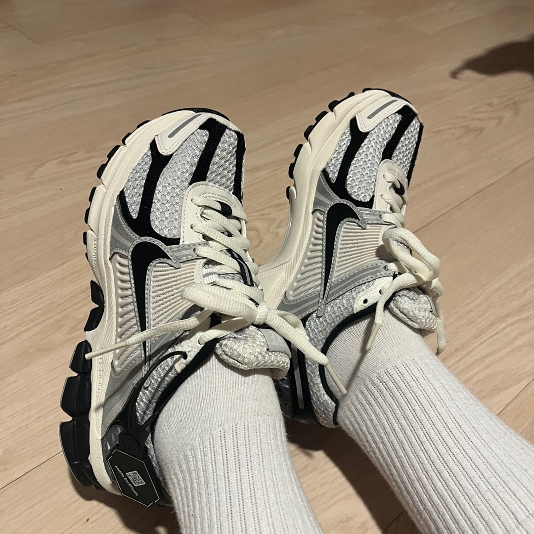 (W) Nike Zoom Vomero 5 Photon Dust Phantom 착용 스타일
