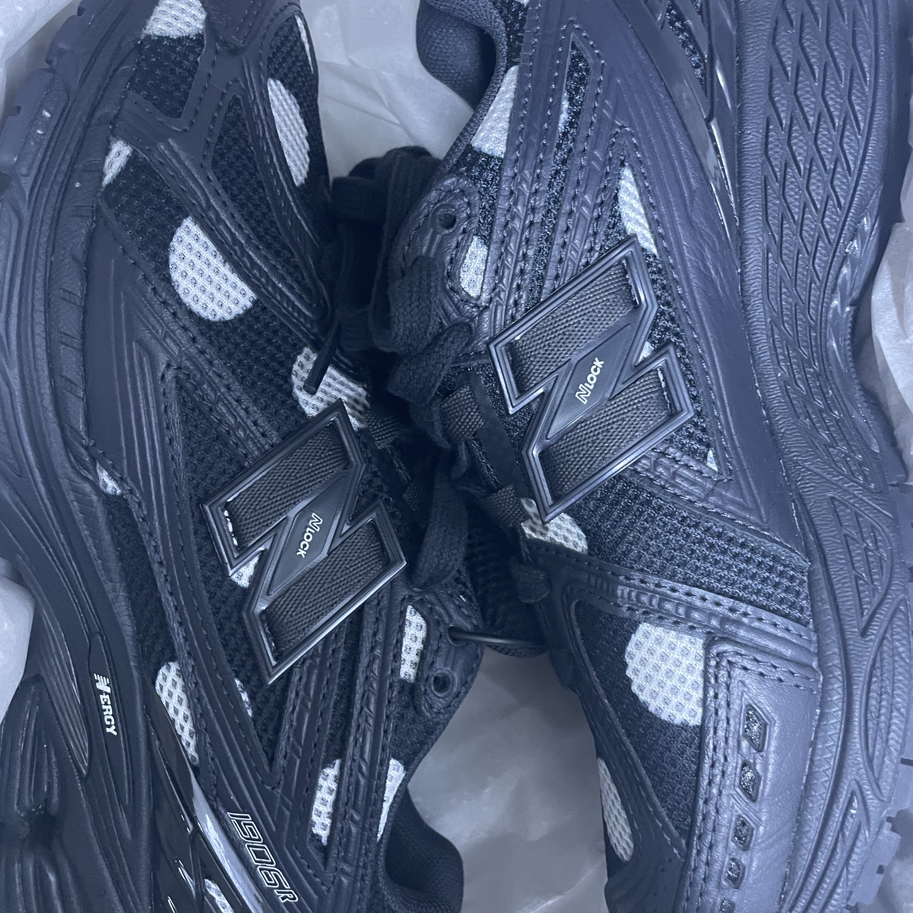 New Balance 1906R Polka Dot Black 착용 스타일
