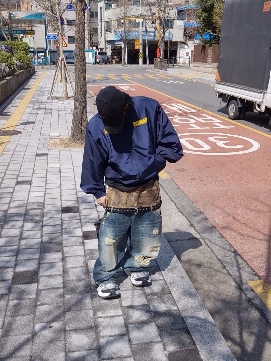 언더마이카 메이건 패디드 숄더 집업 블루종 인디아 잉크 - 23FW, 발렌시아가 카고 스니커즈 화이트 그레이 착용 스타일 - 4