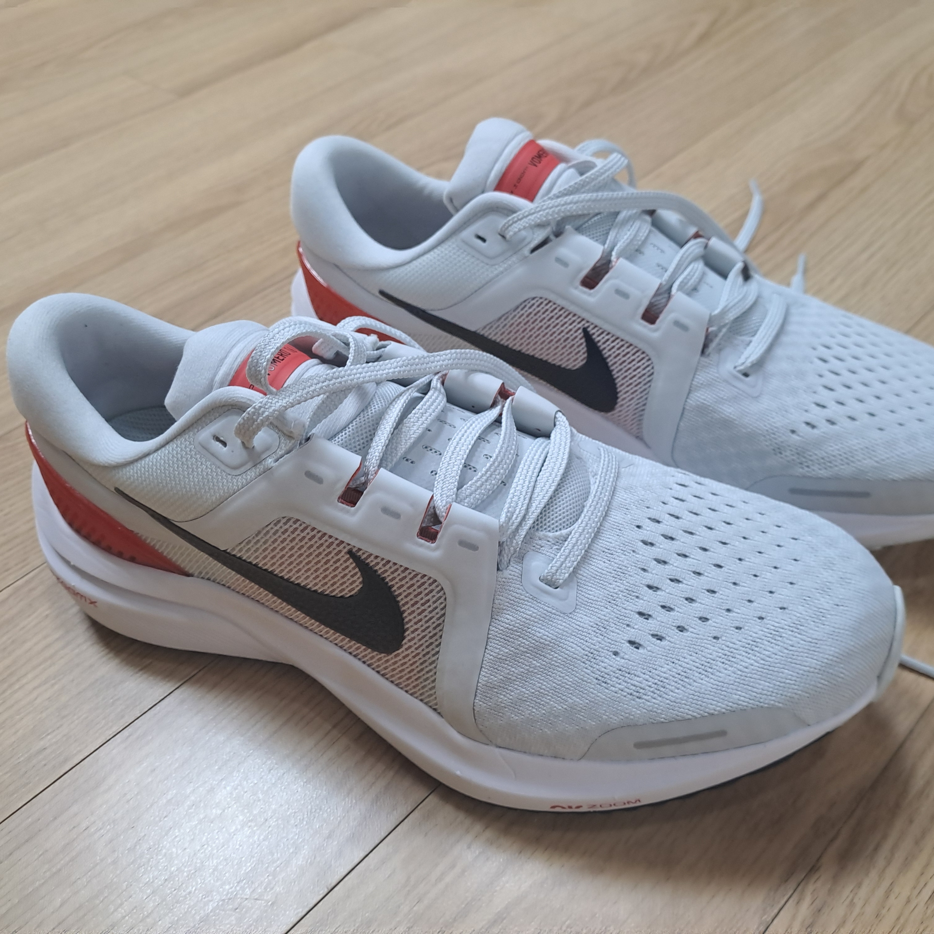 Nike Air Zoom Vomero 16 Photon Dust Light Crimson White 착용 스타일 - 4