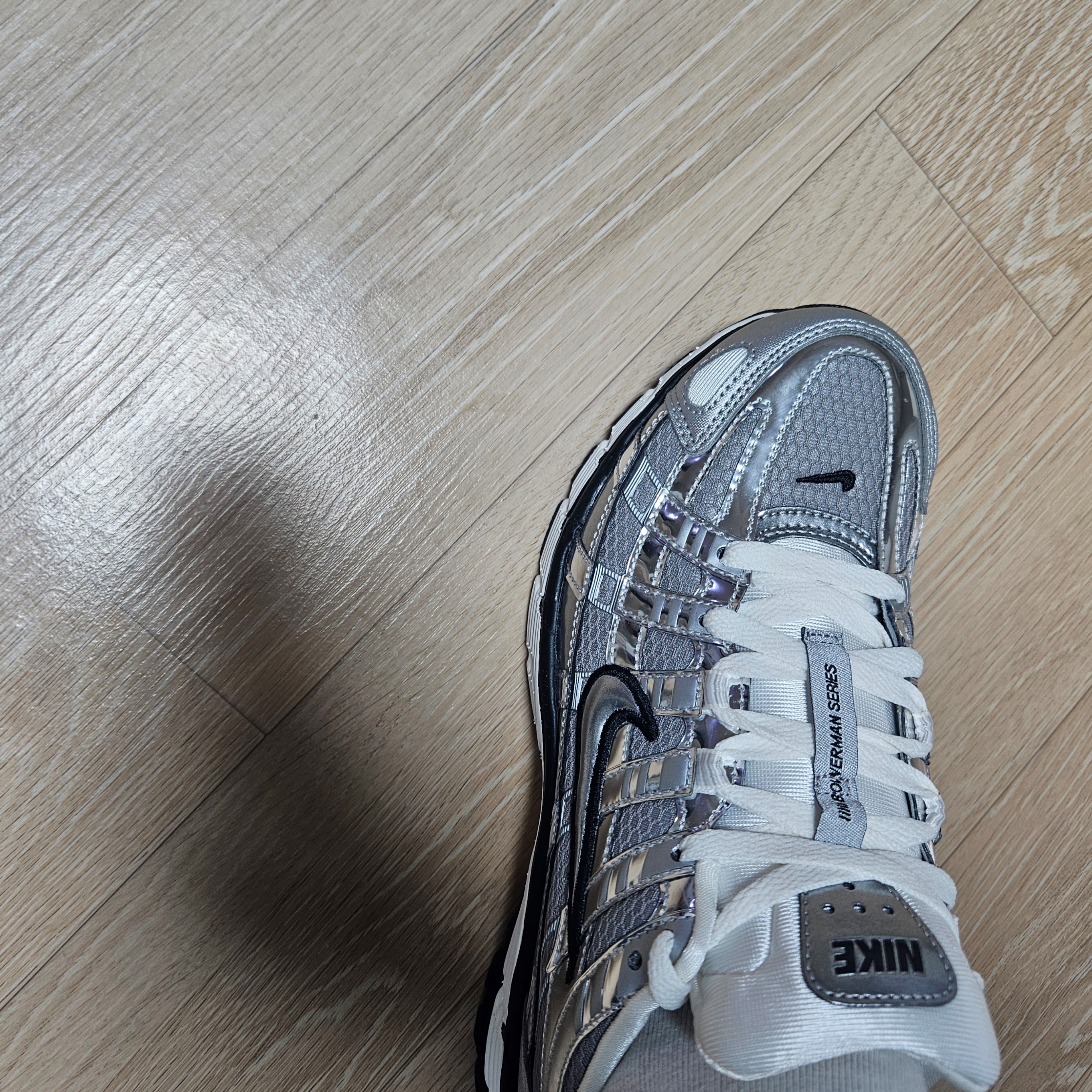 Nike P-6000 Metallic Silver 착용 스타일