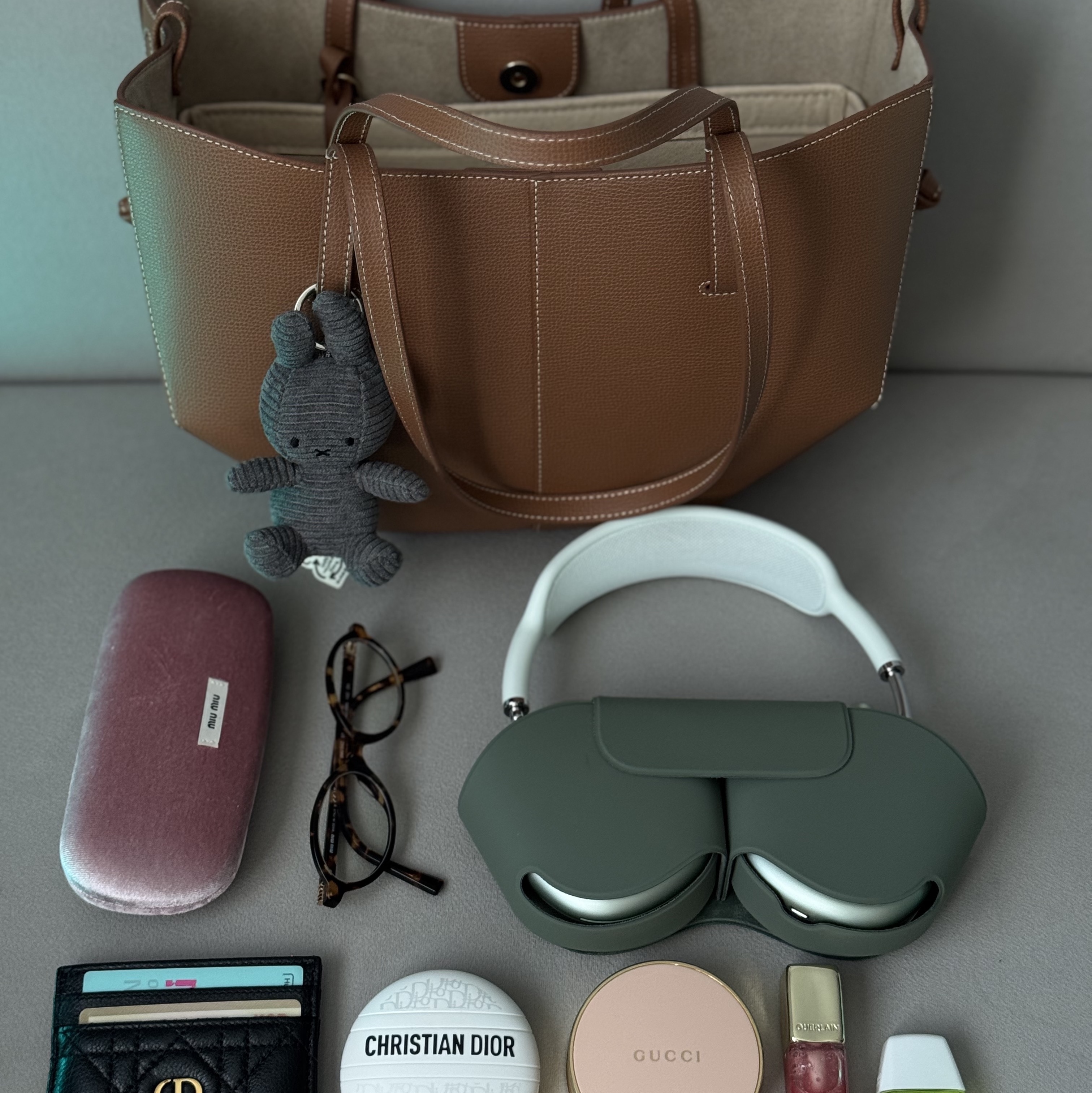 Miffy x Bon Ton Toys Keychain Corduroy Grey, Polene Cyme Mini Camel 착용 스타일