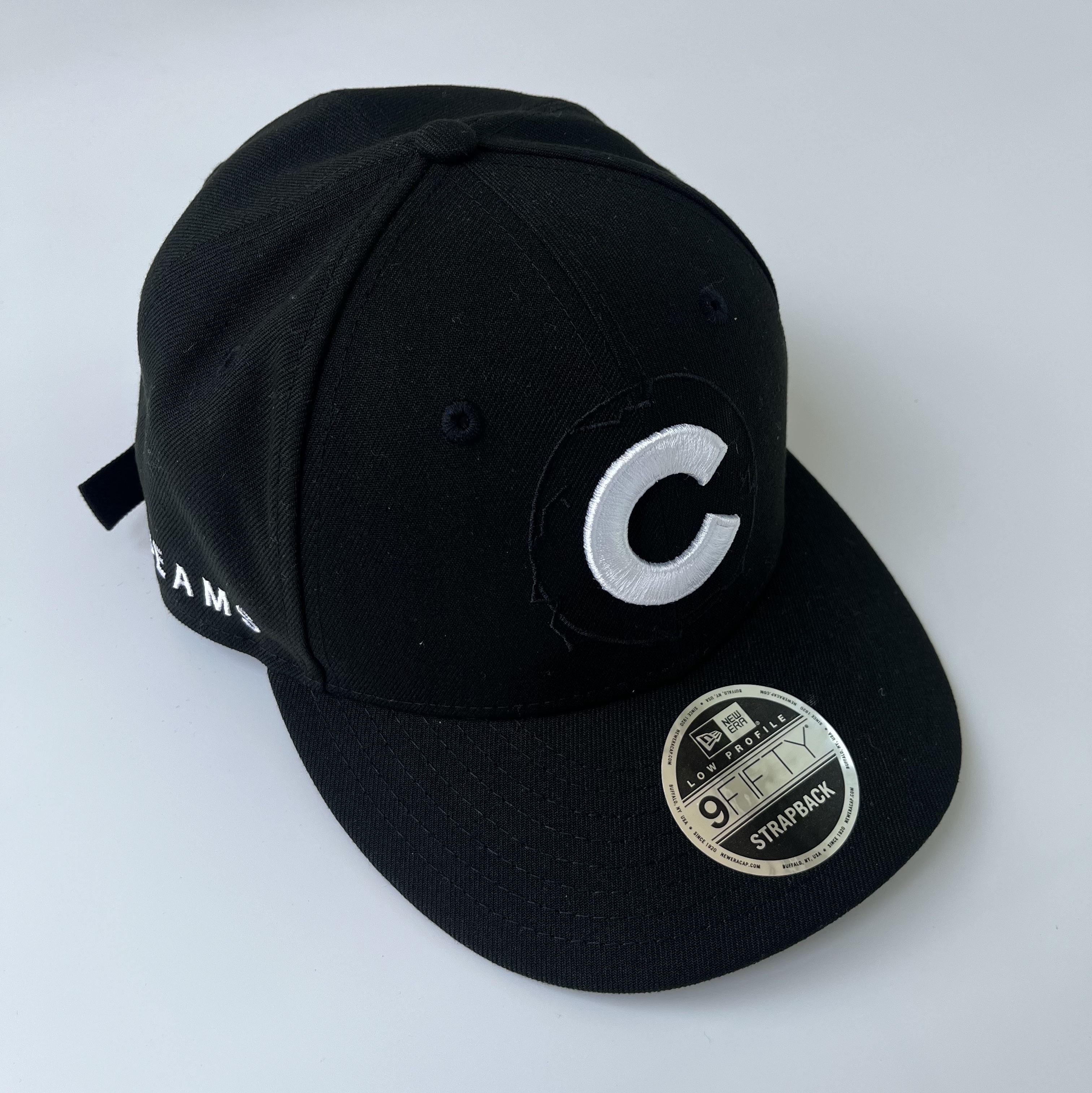 뉴에라 MLB x 빔즈 도쿄 시리즈 2025 9피프티 시카고 컵스 캡 블랙, 뉴에라 x 빔즈 보스턴 레드 삭스 9피프티 레트로 크라운 캡 네이비 착용 스타일 - 1