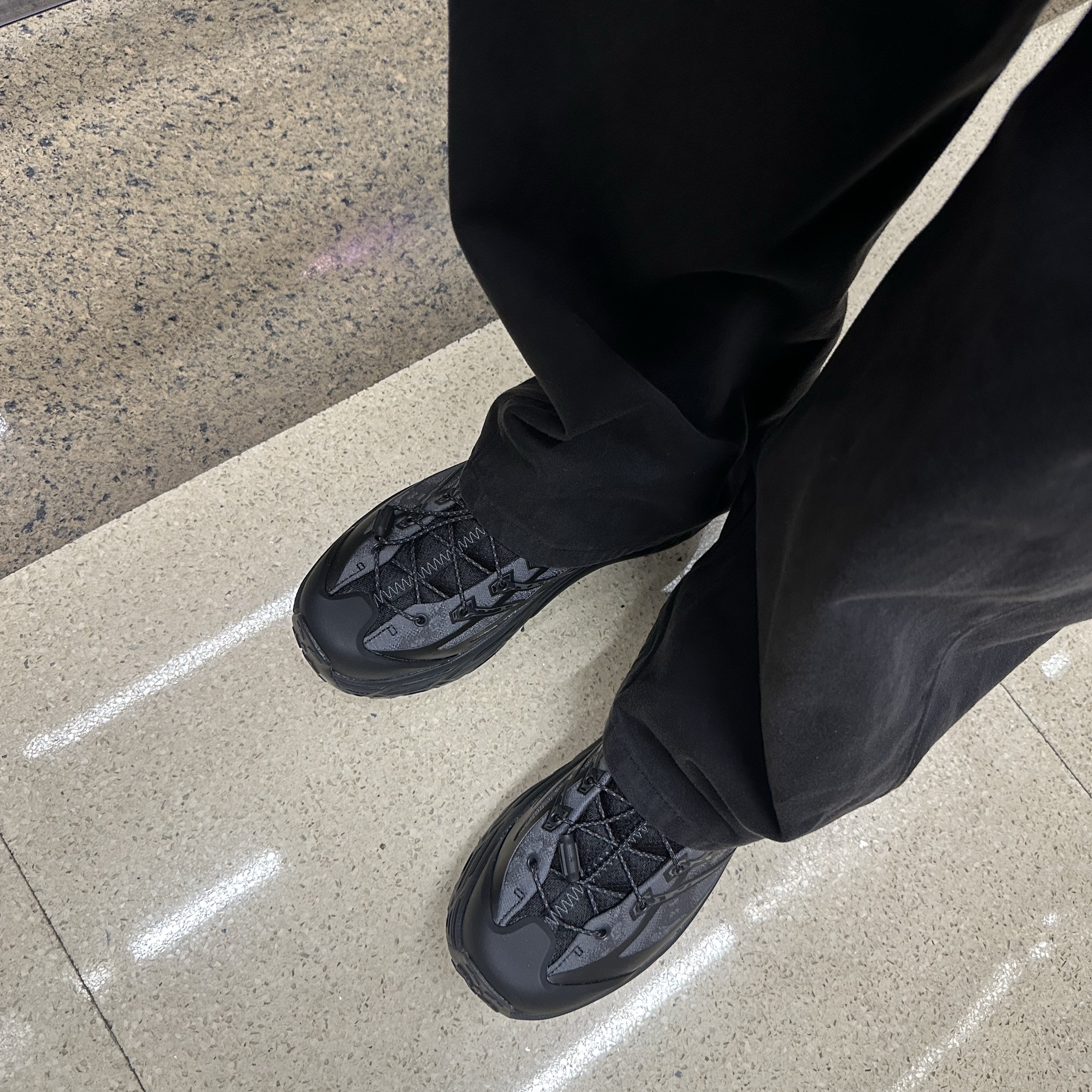 Hoka Mafate Three2 Tech Stealth Black 착용 스타일