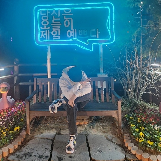 G-DRAGON Ubermensch Hoodie White, Nike x Peaceminusone Air Force 1 Low Para-Noise 3.0 Black and Multicolor 착용 스타일 - 2