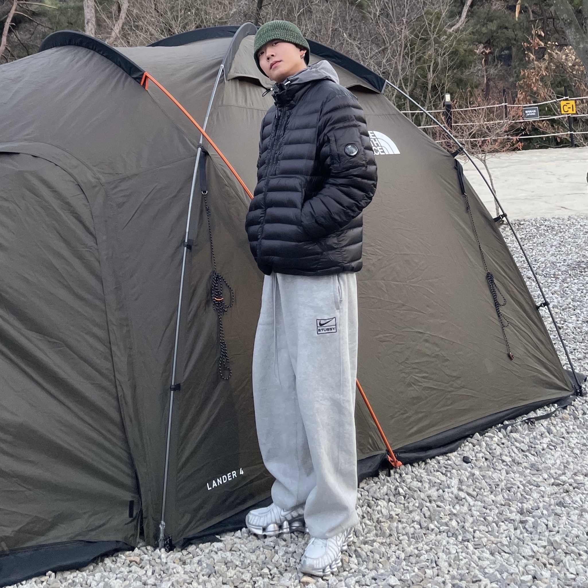 C.P. 컴퍼니 D.D 쉘 칼라 집 다운 자켓 블랙 - 24FW 착용 스타일 - 1