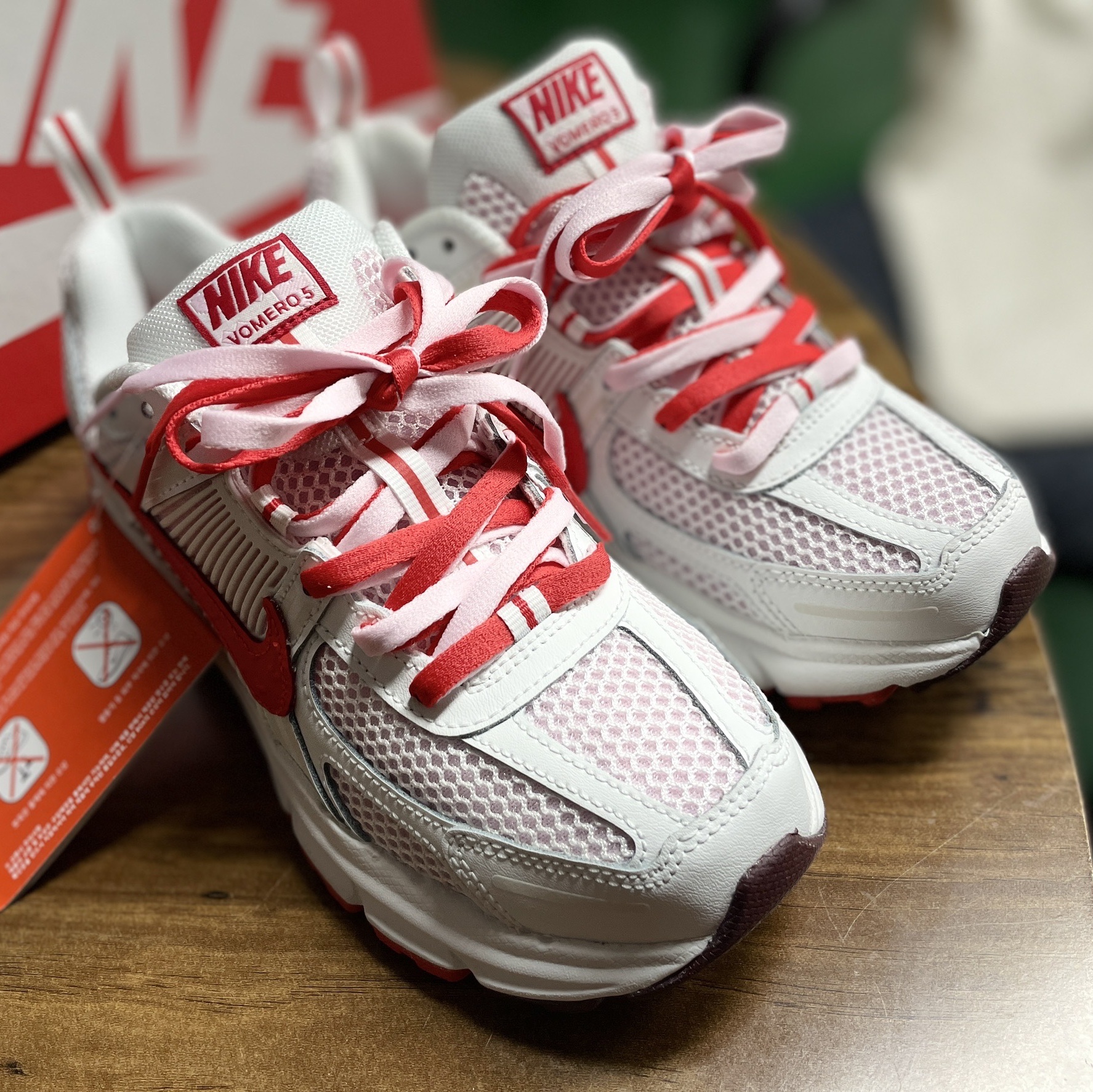 (GS) Nike Zoom Vomero 5 Valentine's Day Summit White Pink Foam 착용 스타일 - 2