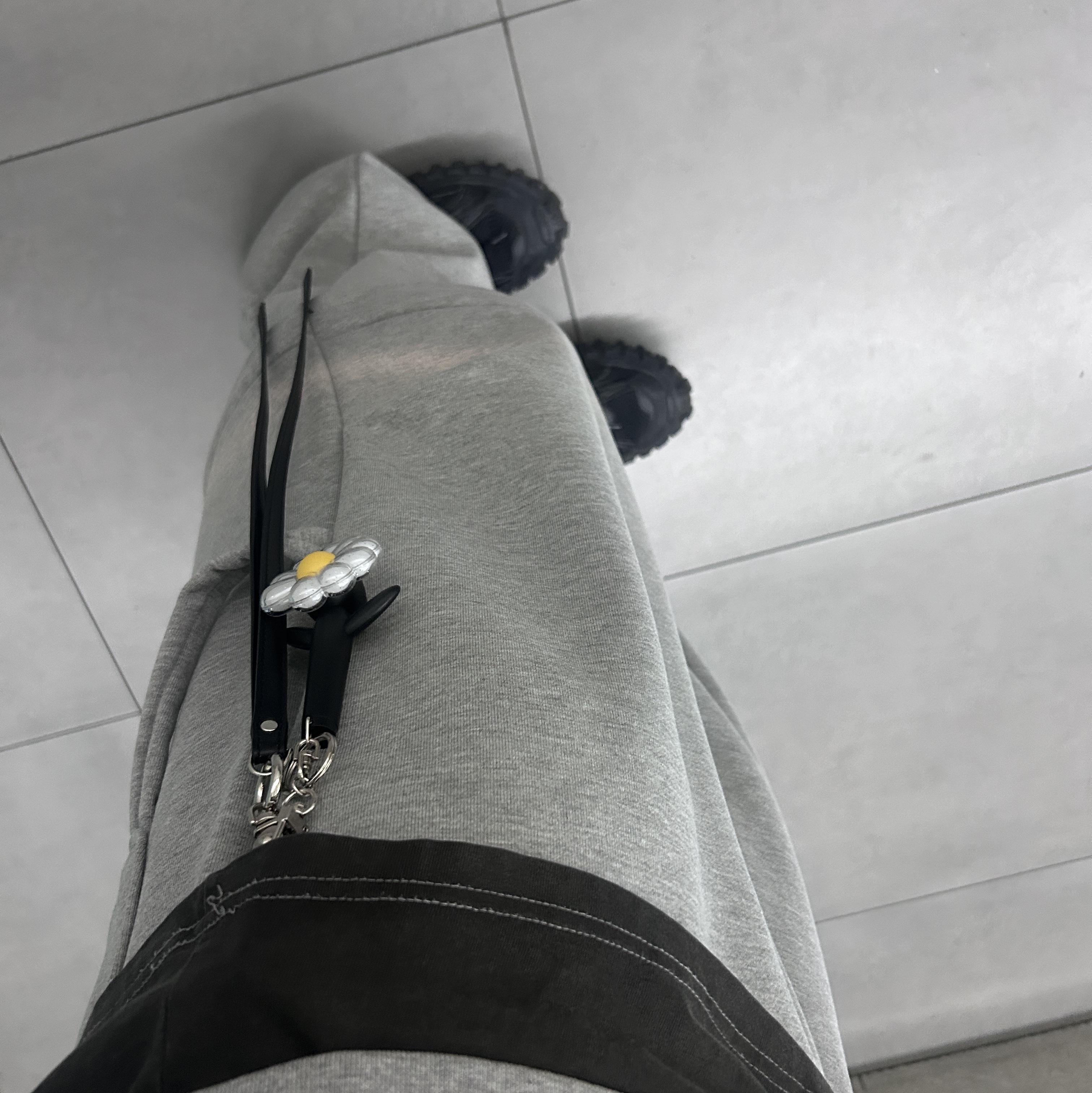 G-DRAGON Ubermensch Official Mini Light Keyring, Balenciaga Defender Sneakers Black 착용 스타일 - 2