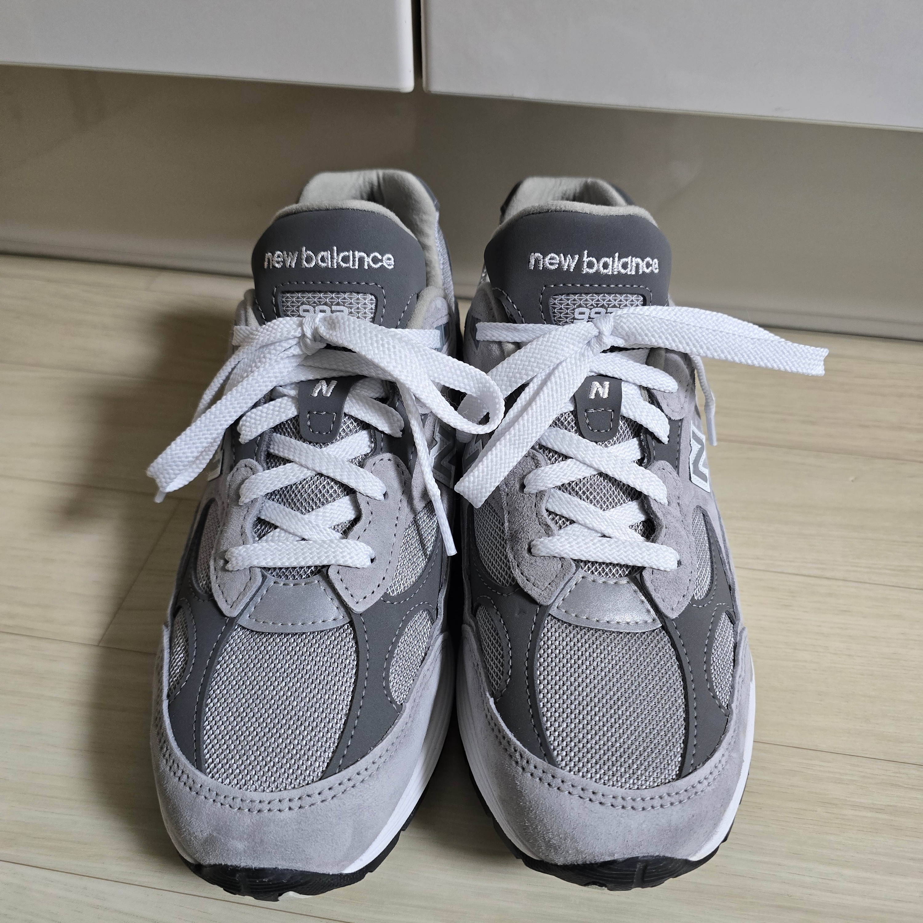 New Balance 992 Made in USA Core Grey Silver Metallic 착용 스타일 - 1